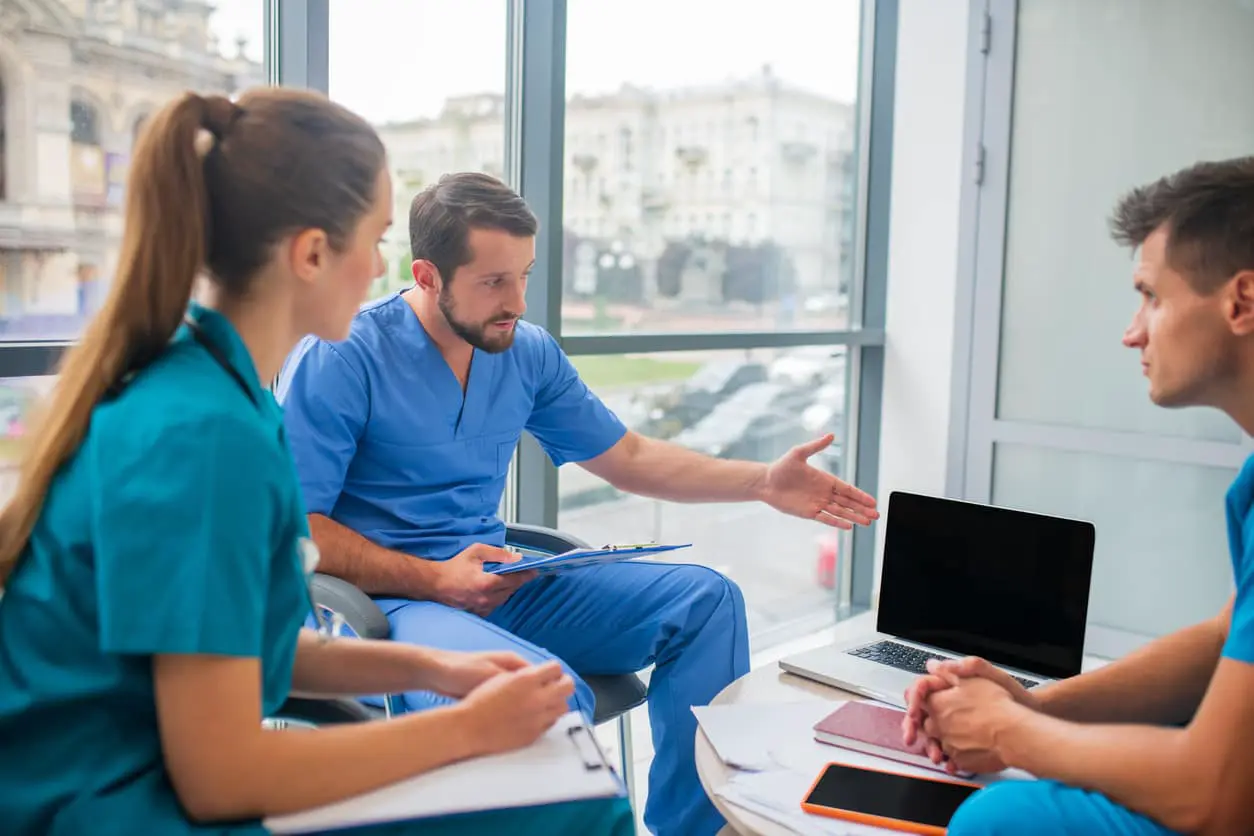 Medizinisches Personal diskutiert Arbeitsfragen