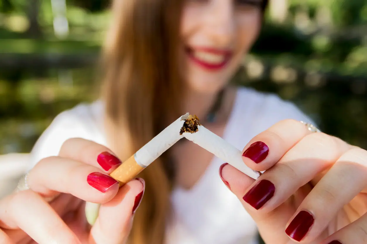 Frau zerbricht Zigarette