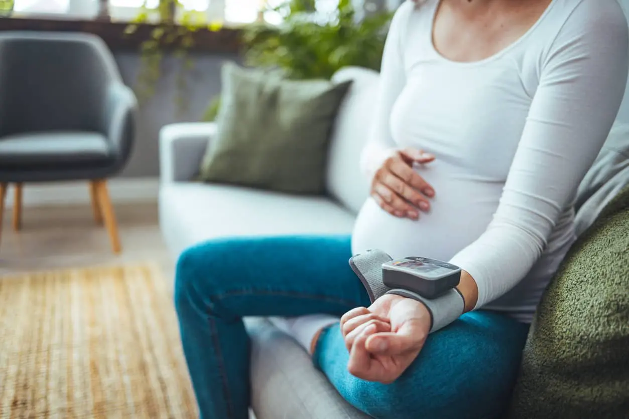 Schwangere misst Bludruck