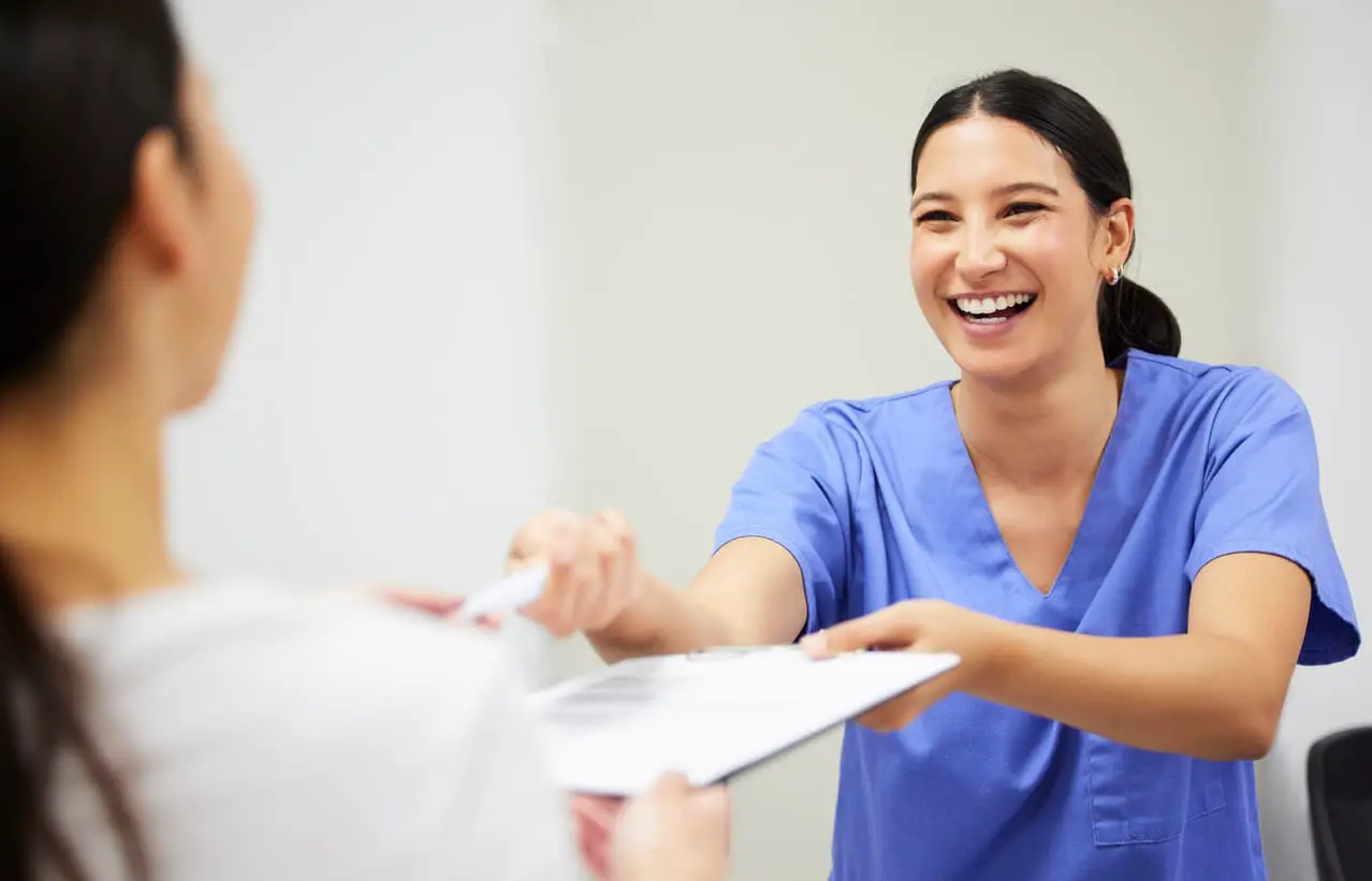 Aufnahme eines Patienten und einer Pflegekraft, die in einer arztpraxis interagieren