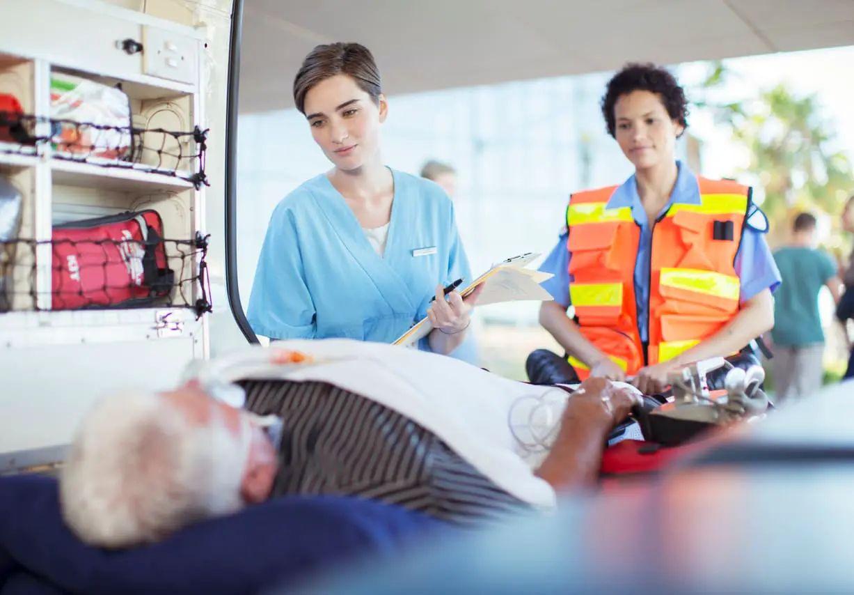 Notfallsanitäterinnen mit Patient