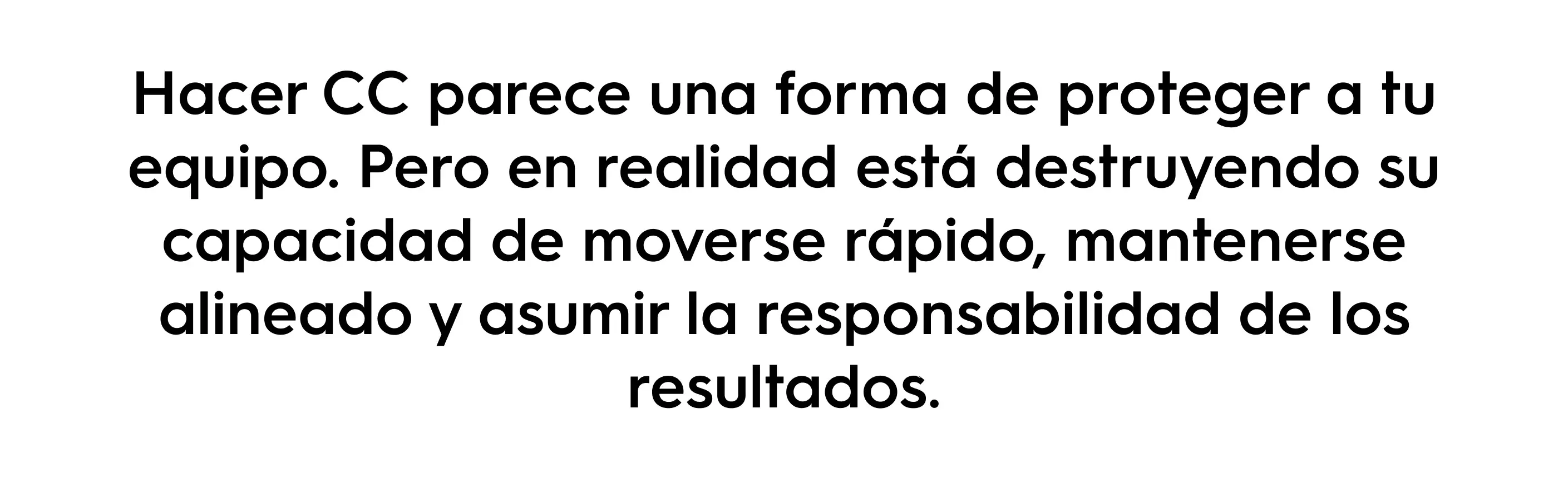 Cita que dice: "Hacer CC parece una forma de proteger a tu equipo. Pero en realidad está destruyendo su capacidad de moverse rápido, mantenerse alineado y asumir la responsabilidad de los resultados", destacando el impacto negativo del uso excesivo de CC en la comunicación laboral y la productividad del equipo.