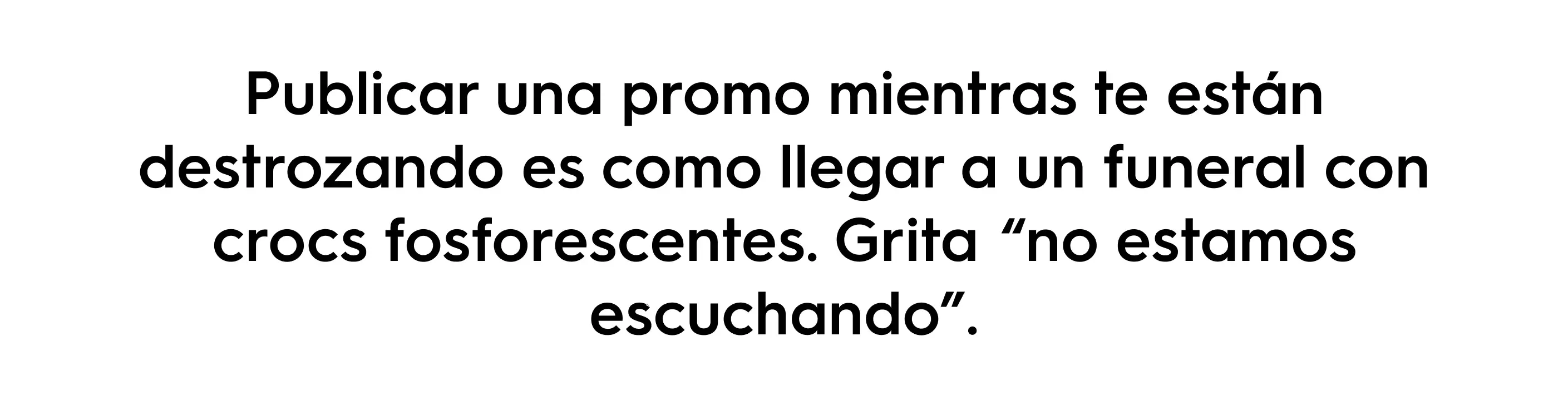 Imagen con cita: 'Publicar una promo mientras te están destrozando es como llegar a un funeral con crocs fosforescentes. Grita “no estamos escuchando”.' Crítica a la falta de sensibilidad de las marcas durante una crisis viral en redes sociales.