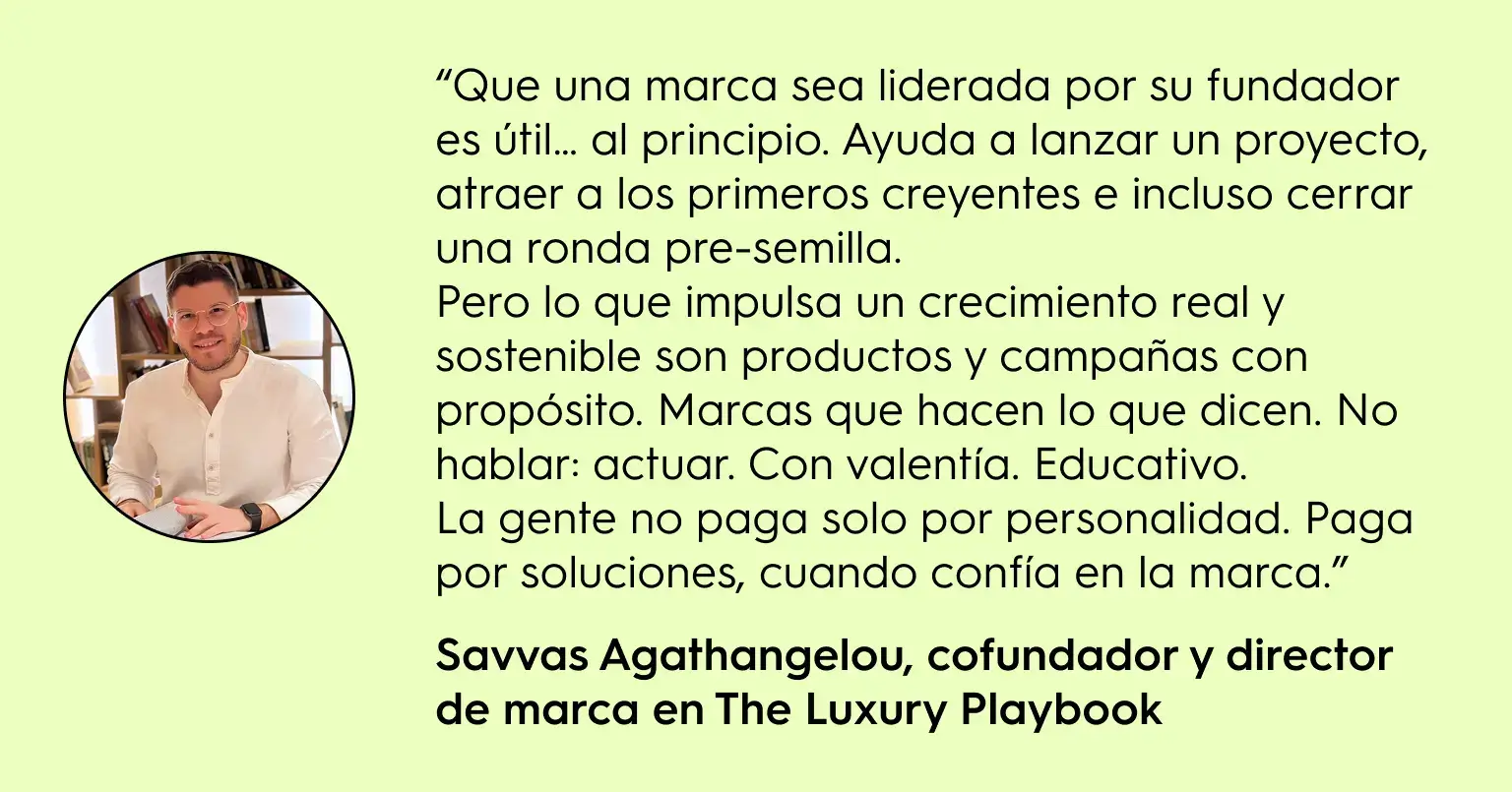 Cita de Savvas Agathangelou sobre liderazgo de marca por fundadores, destacando que lo que impulsa el crecimiento sostenible son productos con propósito y coherencia. Imagen incluye retrato del cofundador de The Luxury Playbook junto a su reflexión sobre confianza, soluciones y autenticidad en branding.