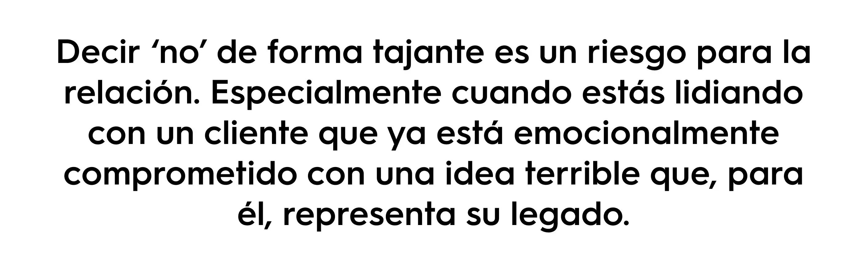 Frase sobre los riesgos de decir 'no' a un cliente emocionalmente comprometido con una mala idea, presentada en tipografía moderna y fondo blanco.