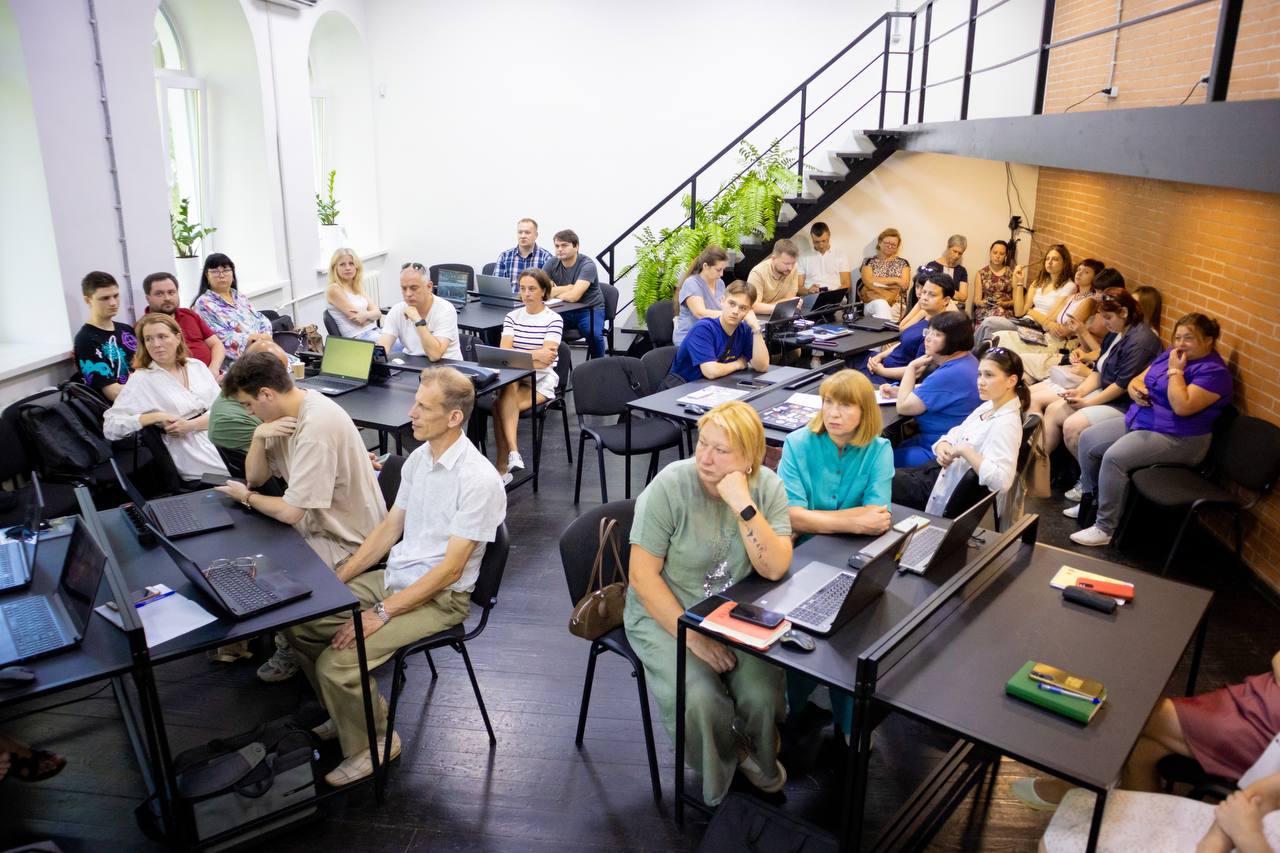 З травня по серпень 2025 року- ініціативу «Стійкість Чернігівщини через відновлення» впроваджували ГО «Сфера молоді» та Агенція регіонального розвитку Чернігівської області у межах флагманського партнерства ПРООН в Україні та ЄС «EU4Recovery – Розширення можливостей громад в Україні».