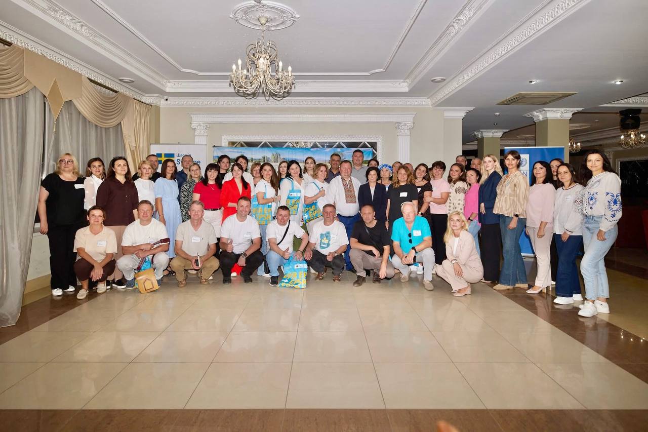 8–10 вересня в смт Ясіня, Закарпатської області відбулася конференція «Креативна економіка: туризм і крафт як драйвери розвитку громад».
Захід об’єднав представників 13 обласних військових адміністрацій, територіальних громад, власників локальних брендів, майстрів народних ремесел, виробників гастропродукції, експертів та міжнародних партнерів.