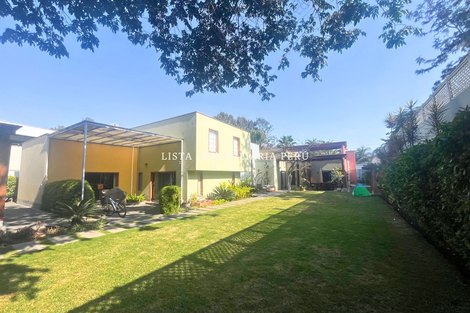 Casa con Amplio jardín, 6 dormitorios, 6 baños, 4 estacionamientos