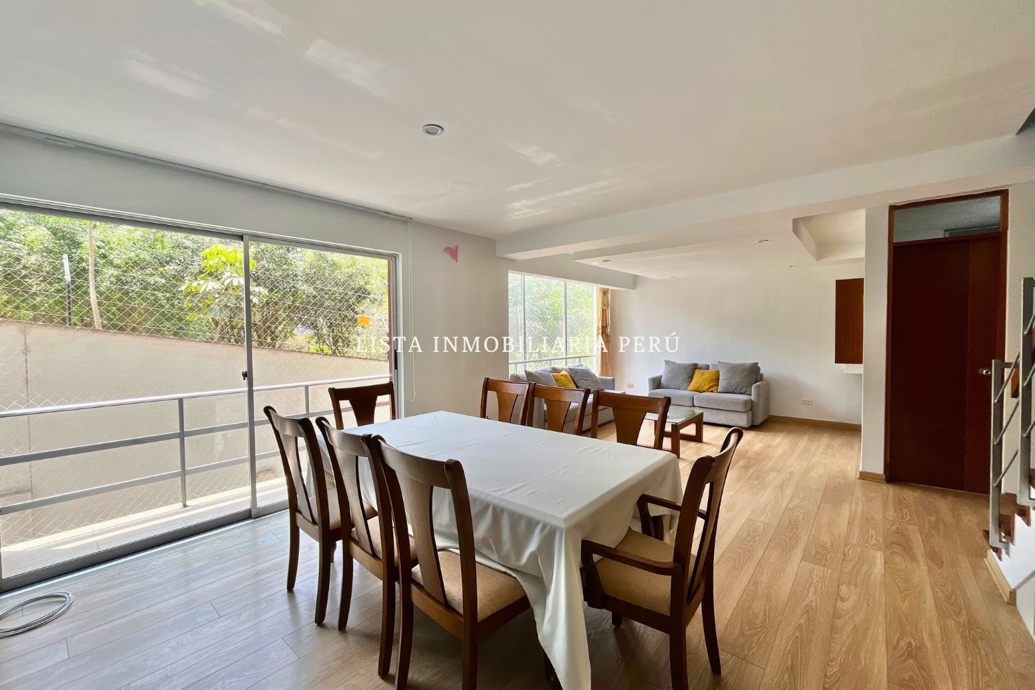 Duplex con 3 dormitorios, 2 baños, 2 estacionamientos, cerca a parques, edificio con ascensor. 