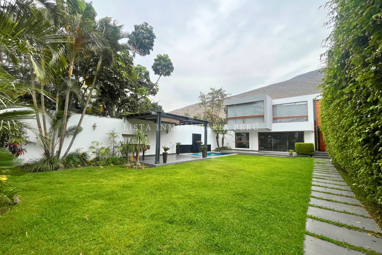 Casa Independiente, 4 dormitorios, jardín, piscina, 3 estacionamientos