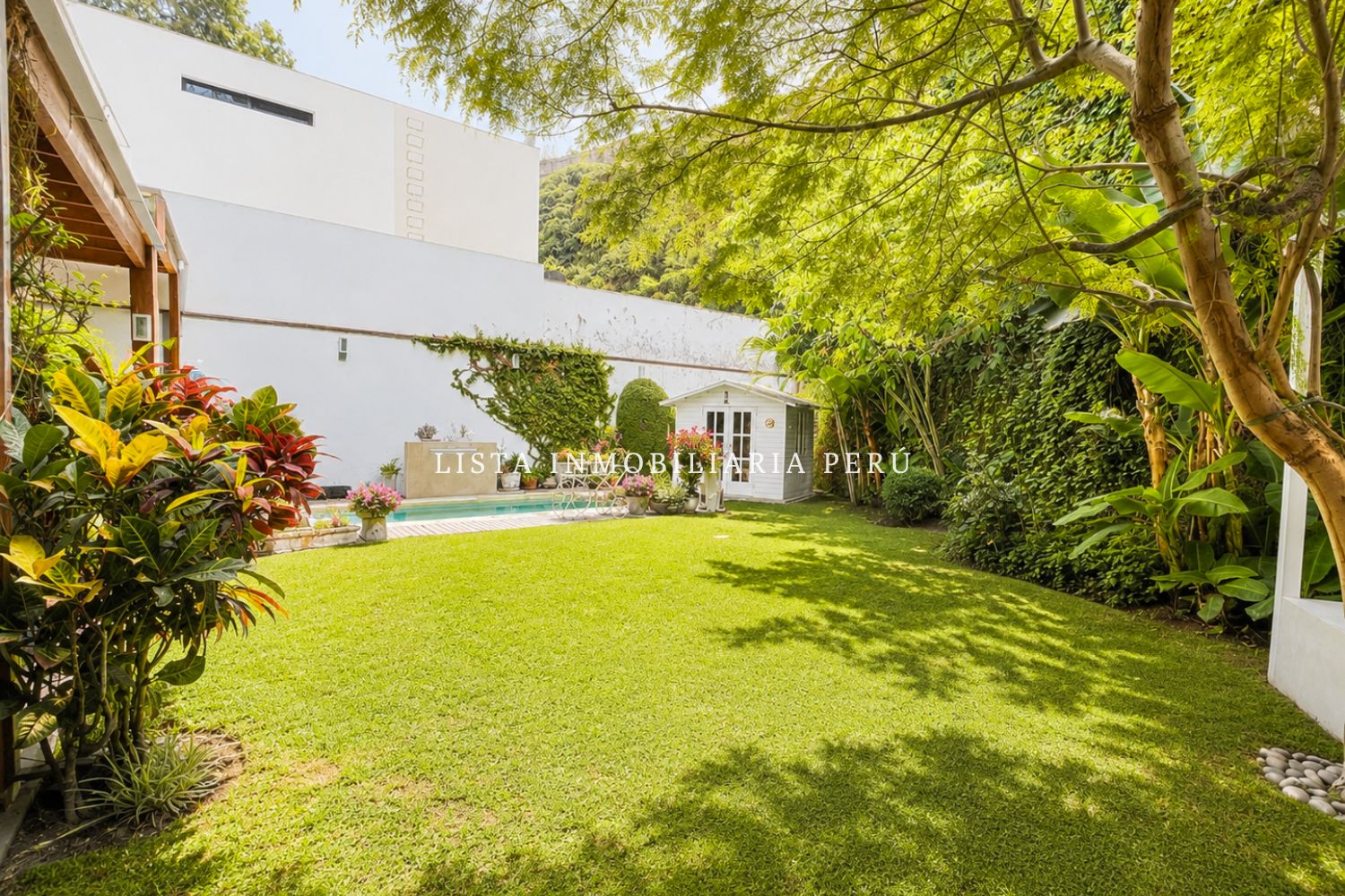Casa en Condominio, jardín, piscina, 4 dormitorios, 4 estacionamientos - La Planicie (primera etapa)