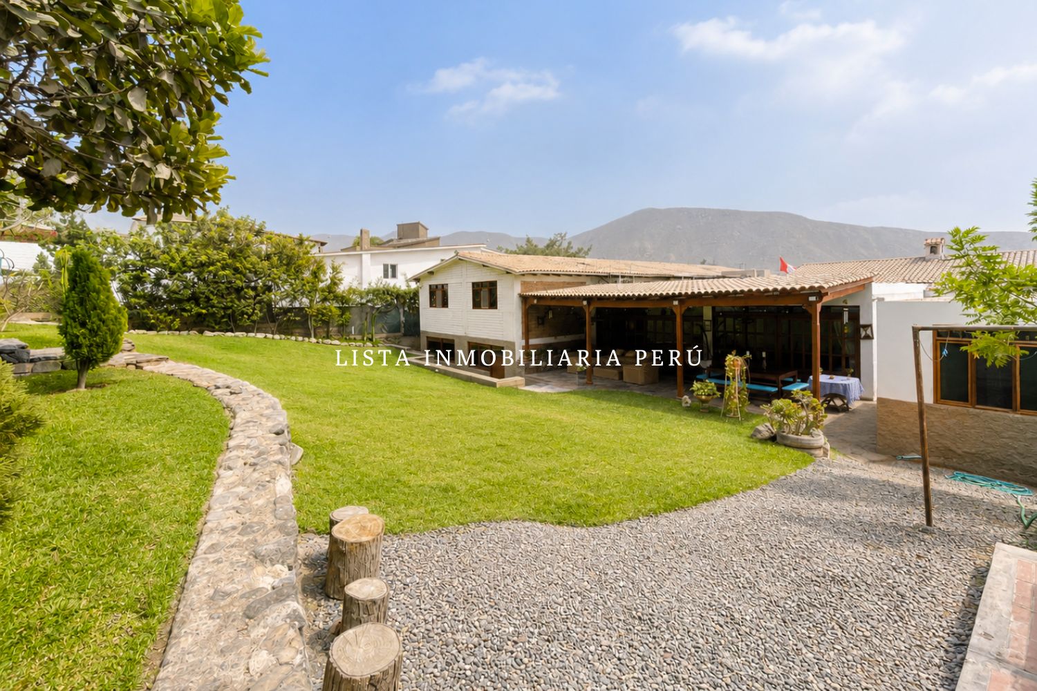 Casa Independiente de AT. 1025m2 en Rinconada del Lago (primera etapa) 4 dormitorios, jardín, terraza, 4 estacionamientos