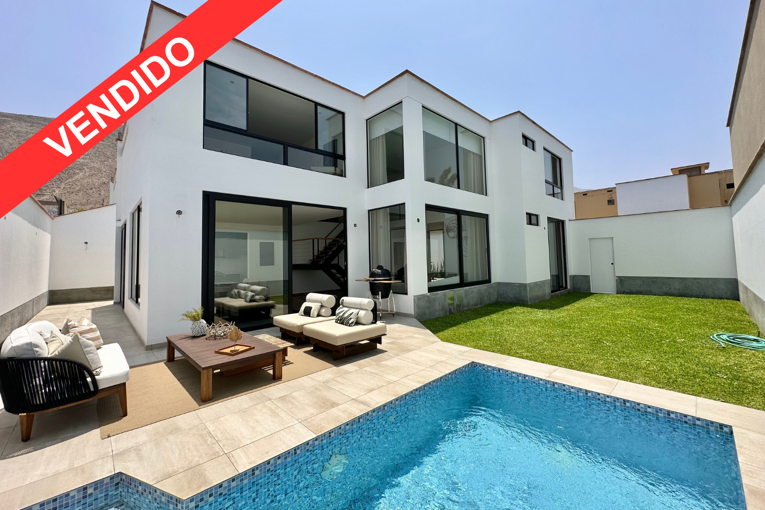Casa de Estreno en Rinconada Del Lago, 4 dormitorios, jardín, piscina, 2 estacionamientos.