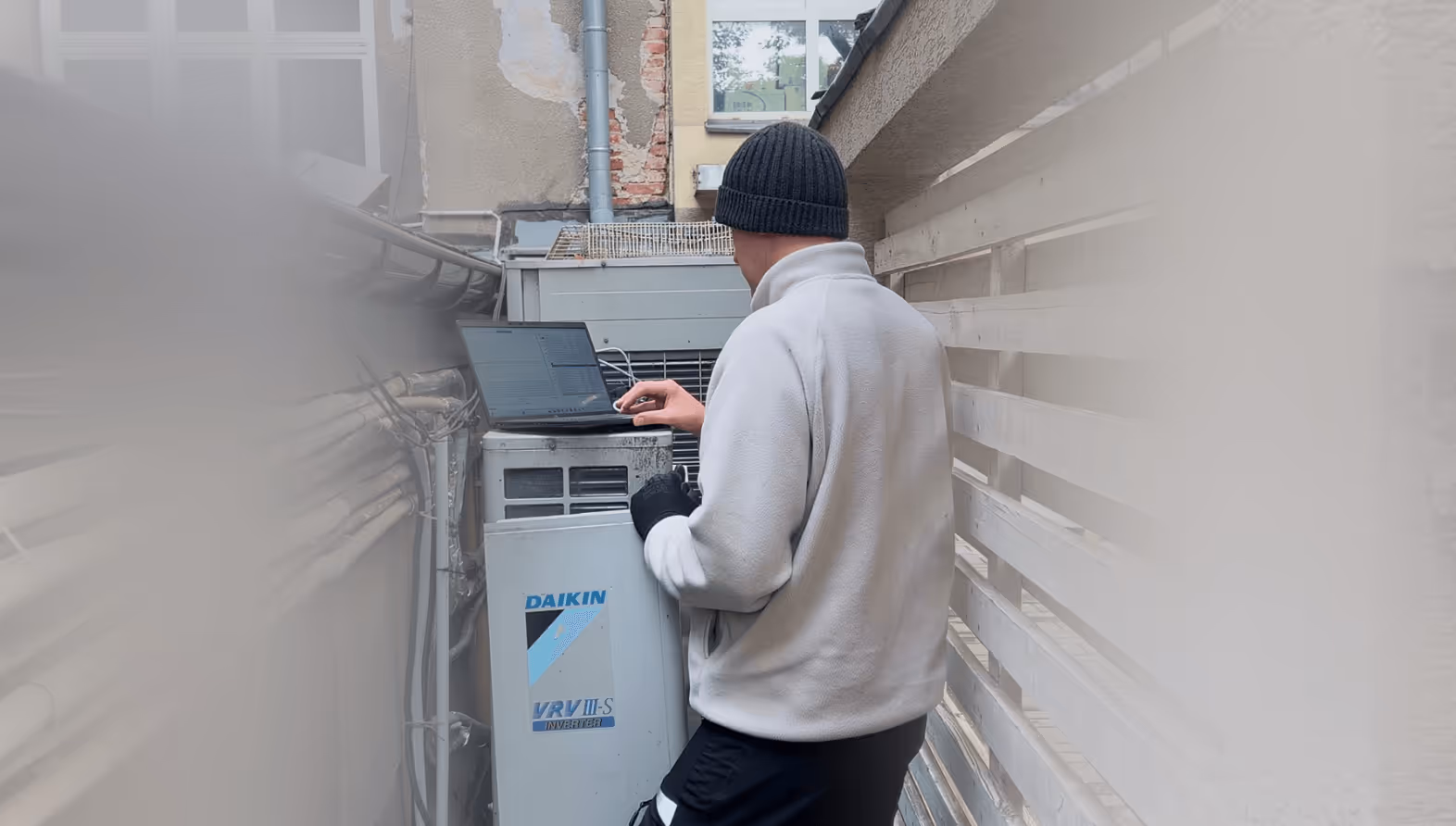 serwis klimatyzacji daikin vrv na terenie warszawy, przy użyciu oryginalnego komputera serwisowego daikin