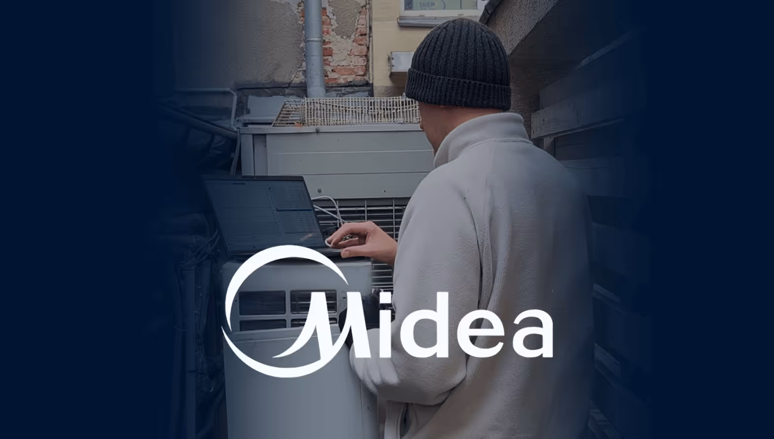 Serwisant Technowent przeglada agregat VRF Midea