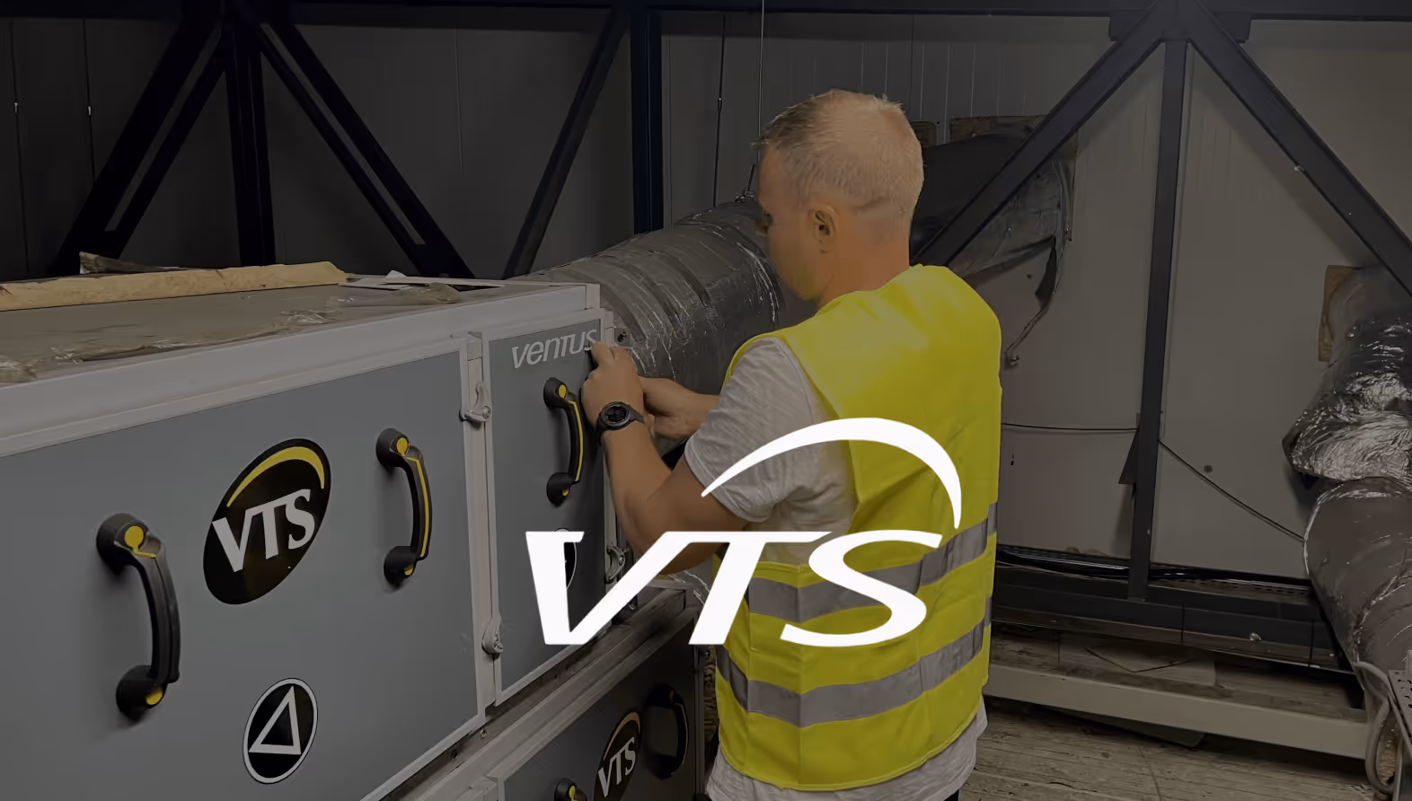 Serwisant Technowent serwisuje centrale wentylacyjna VTS