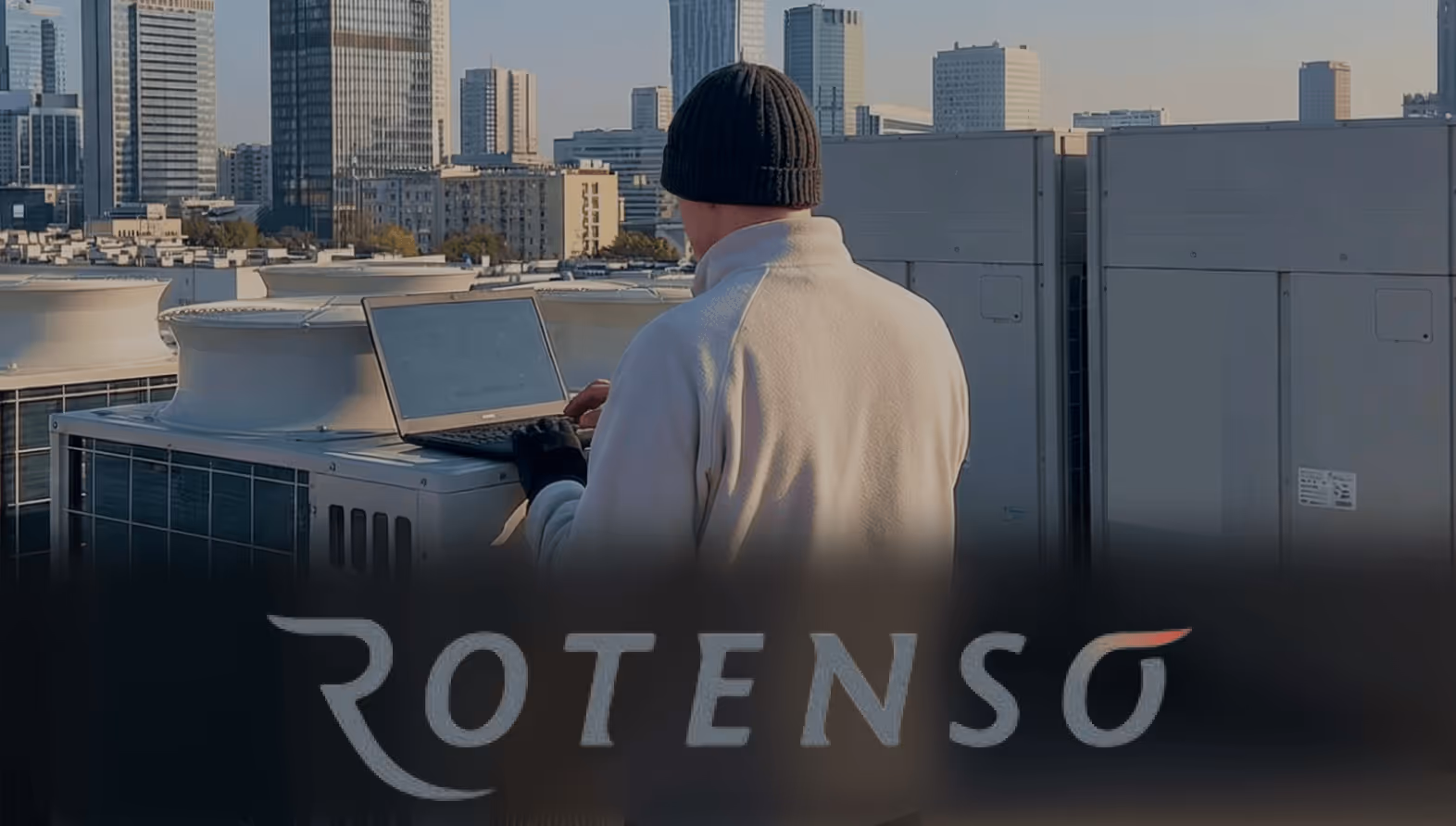 Serwisant Technowent serwisuje agregat VRF Rotenso