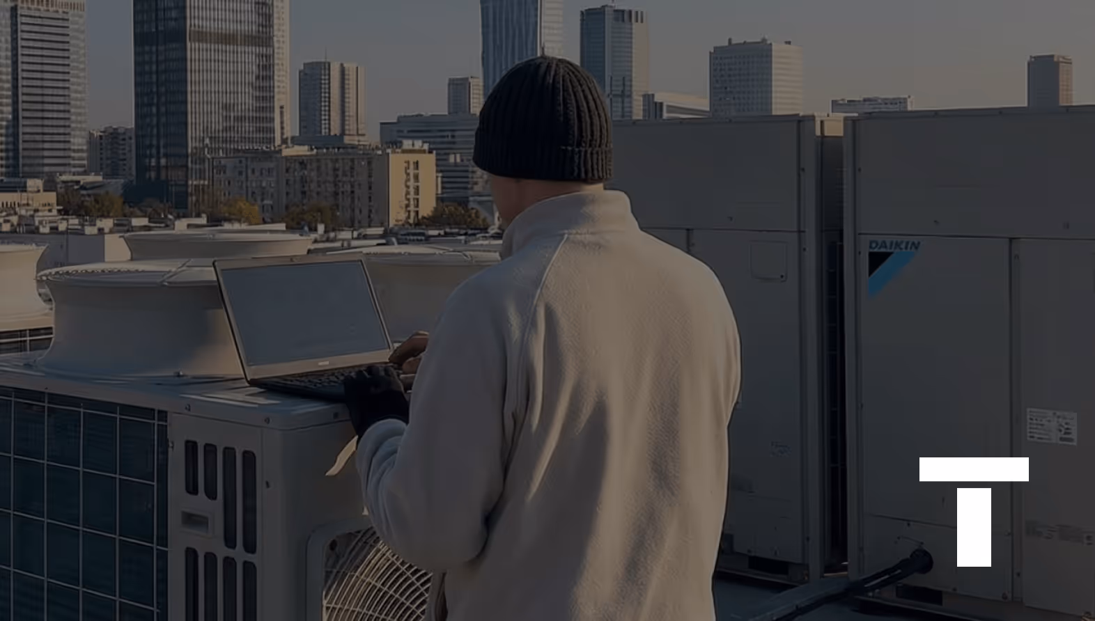 Serwisant Technowent diagnozuje system Daikin VRV IV