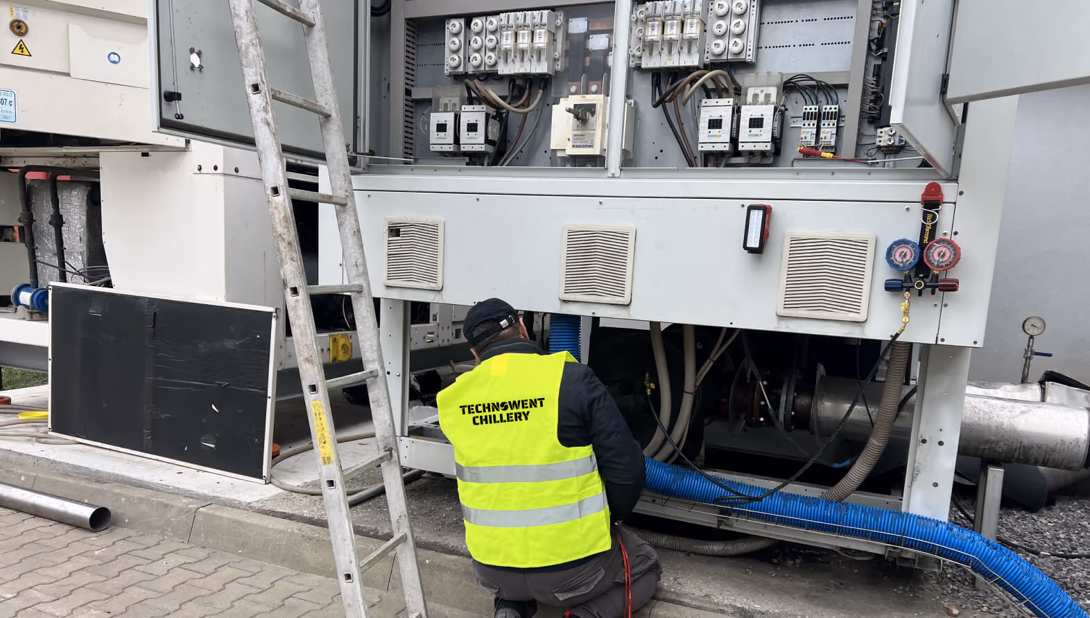 serwisant Technowent chillery przeglada maszyne chlodnicza