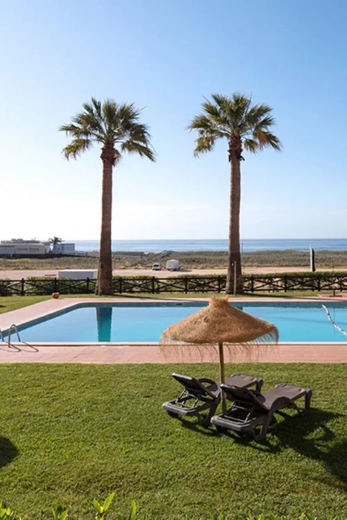 Meia Praia Lagos - Beach Club Apartments, pool by the beach