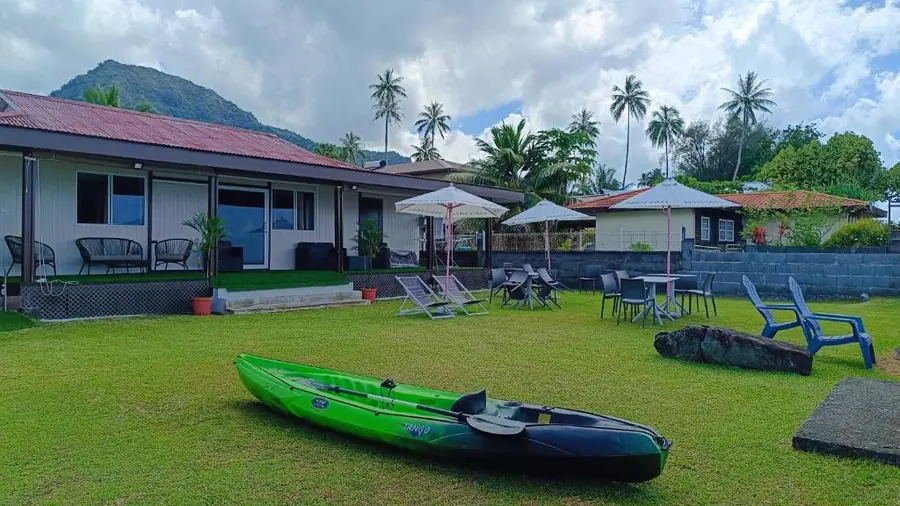 Hava'e Lodge Teahupoo, garden and kayaks