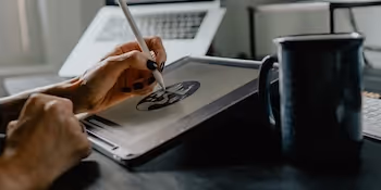 illustratrice dessinnant sur une tablette graphique