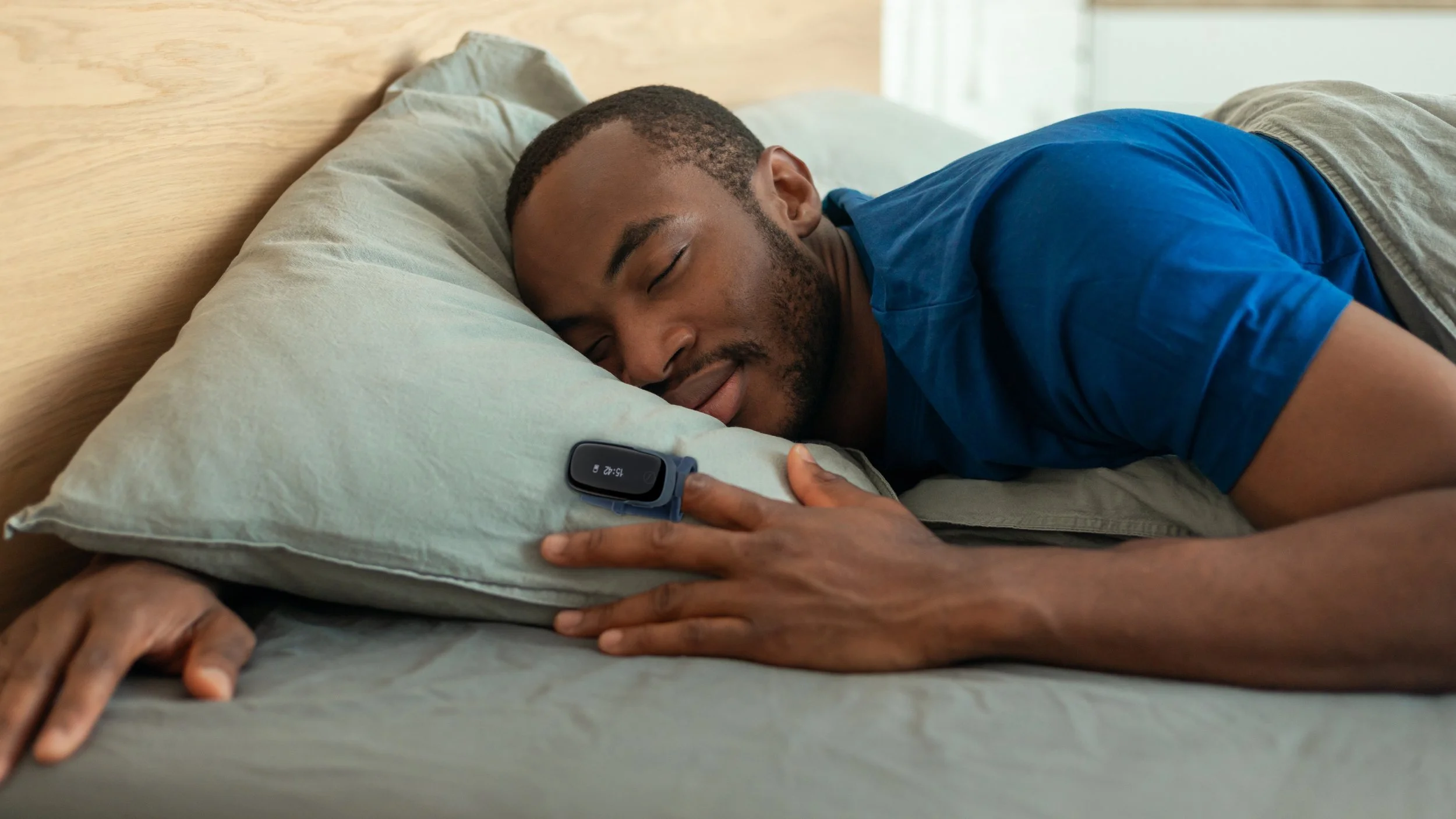 Sleepimage Fingertip Device Lifestyle Shot On Man Sleeping