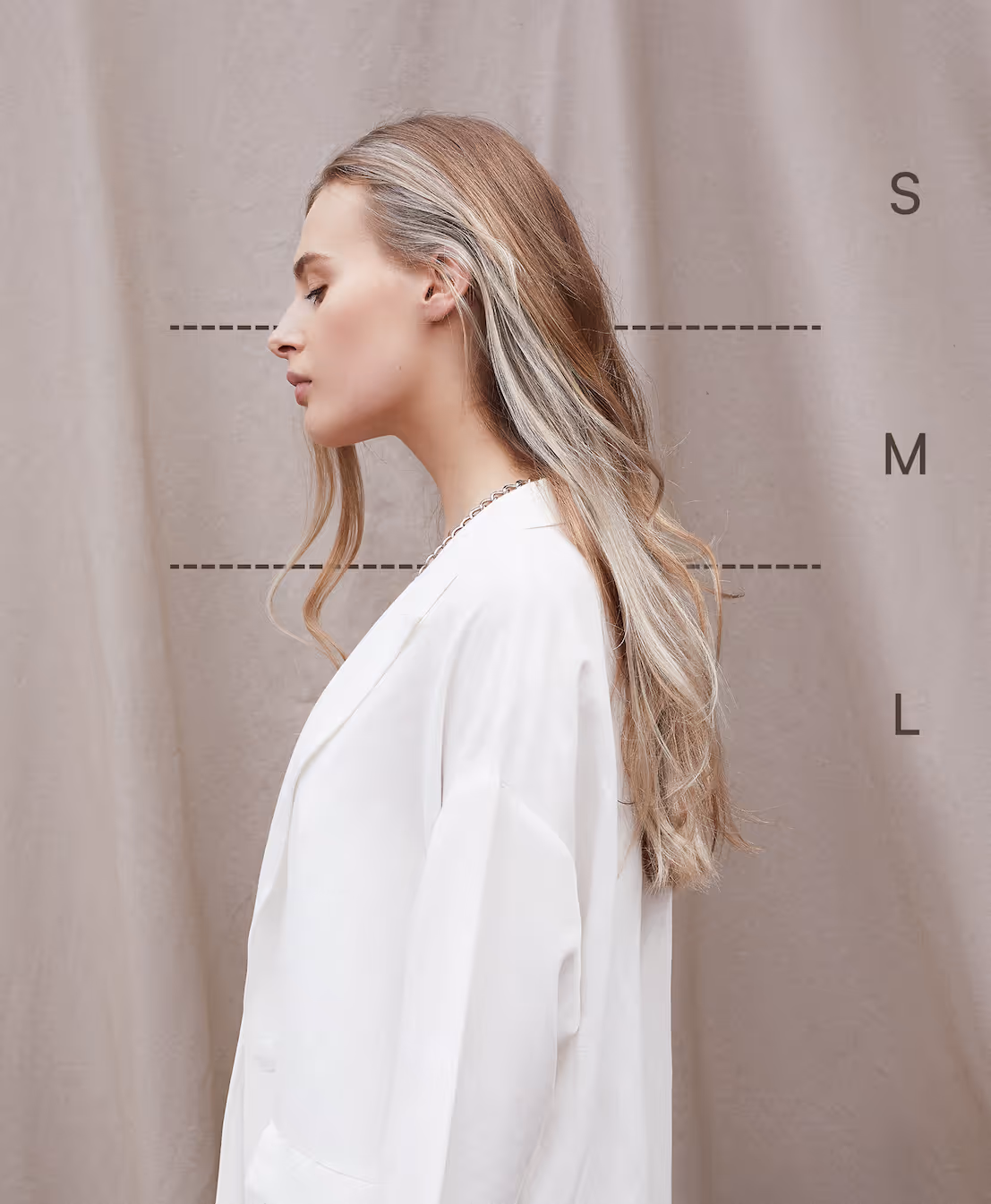 Profil einer Frau mit langen, welligen blonden Haaren, die einen weißen Blazer trägt, mit Haarlängenangaben S, M und L im Hintergrund.