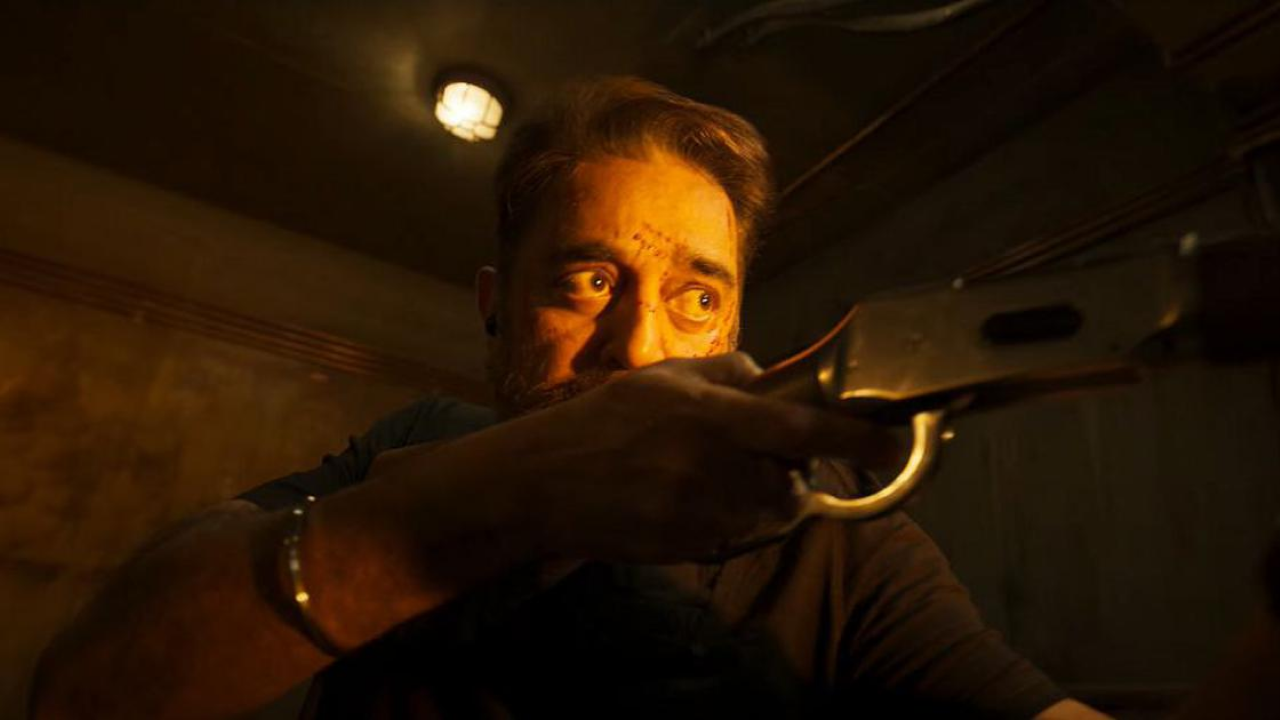 Character Ghost in movie Vikram 2022 is holding a gun.