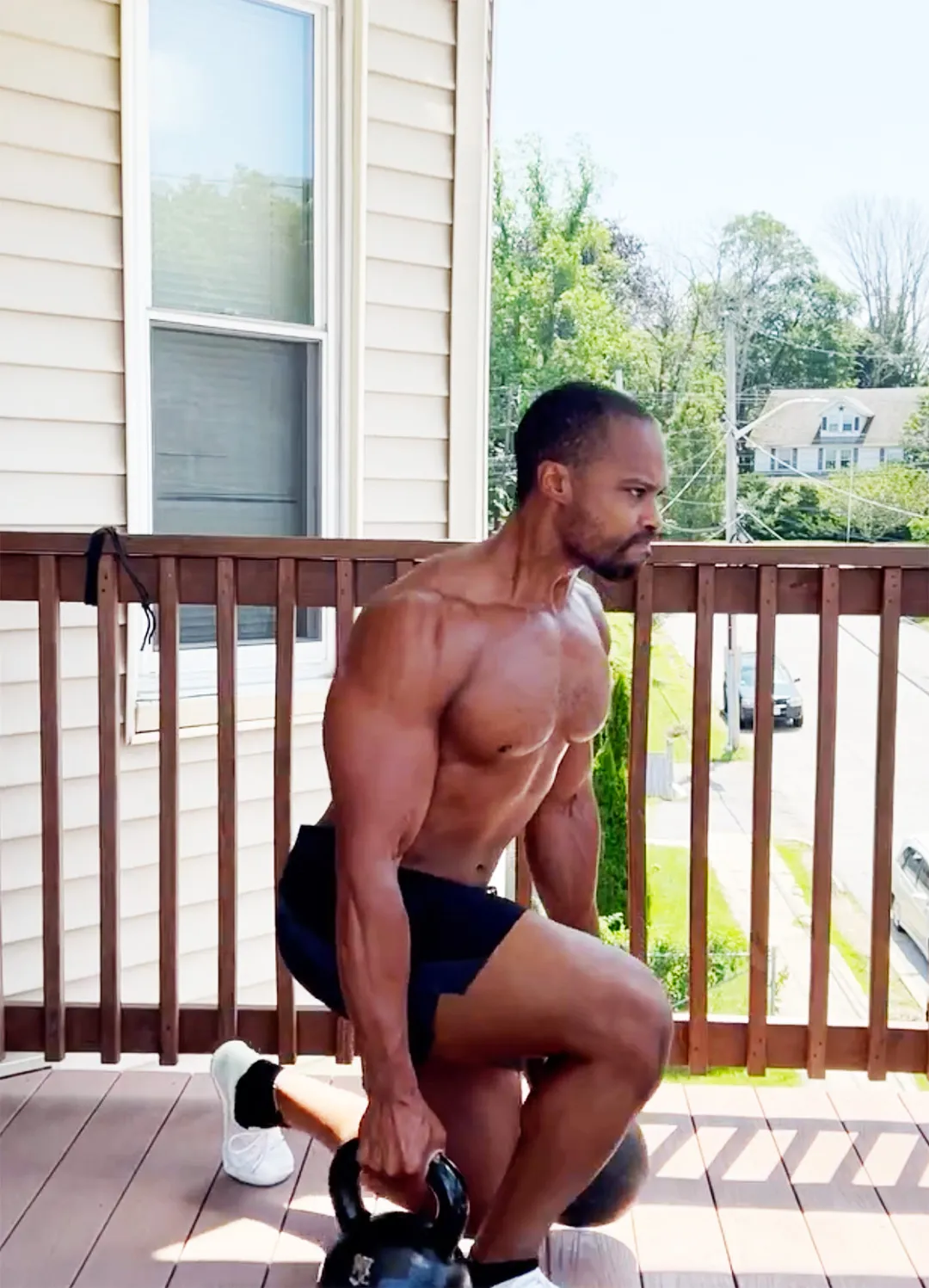 mkj_fit a fitness instructor doing squats