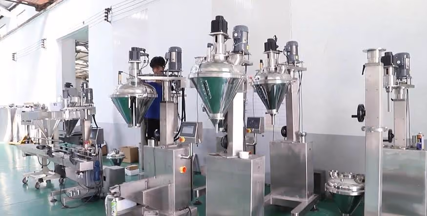 Auger filler machine metering dry ingredient into containers