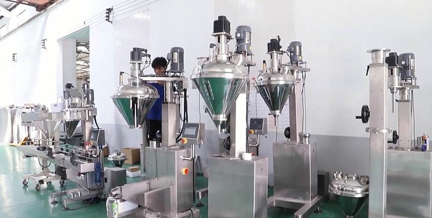 Auger filler machine metering dry ingredient into containers