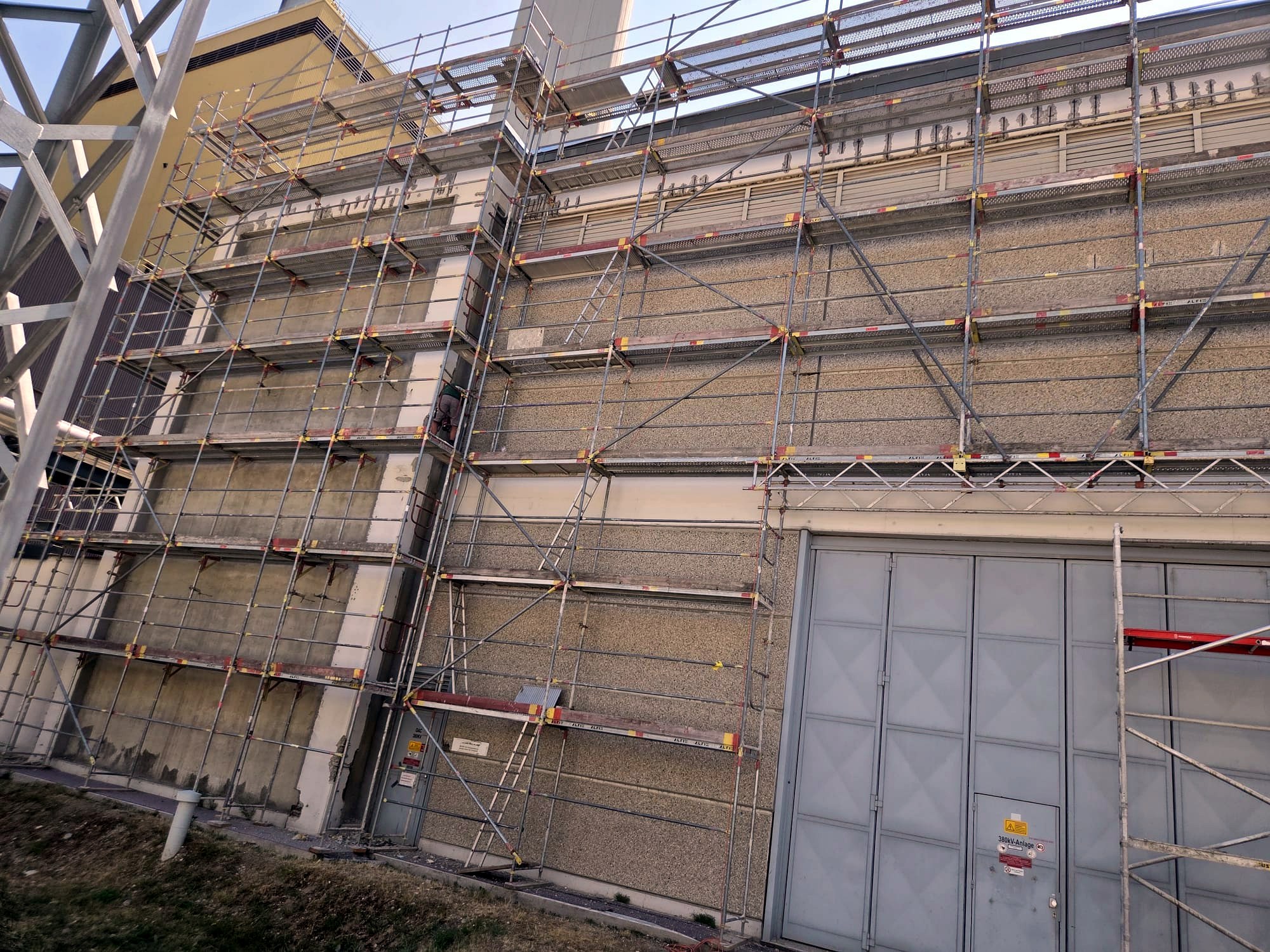 Eingerüstete Fassade des Umspannwerks Simmering während der Arbeiten
