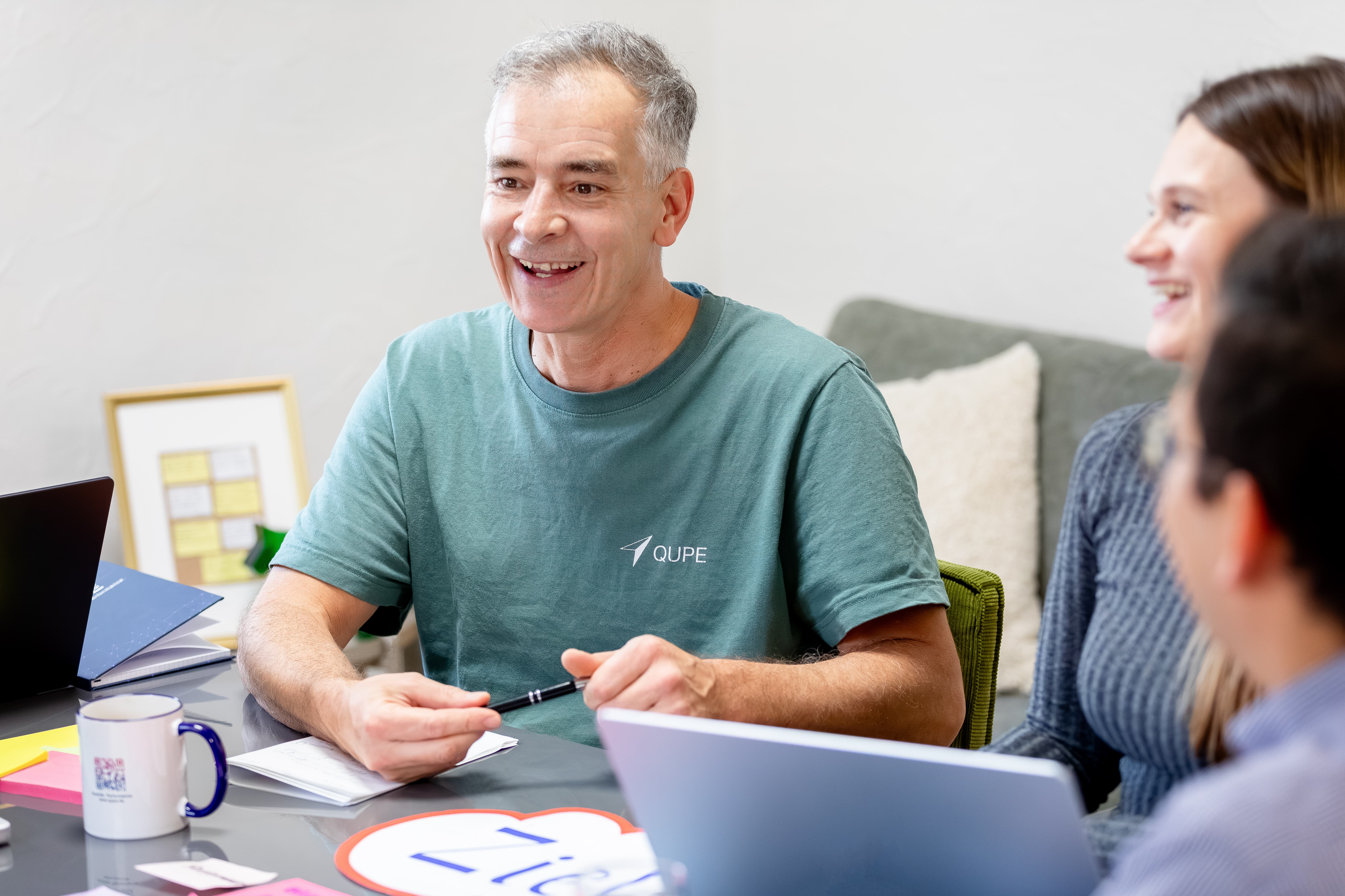 Menschen schütteln sich die Hände in einem Büro