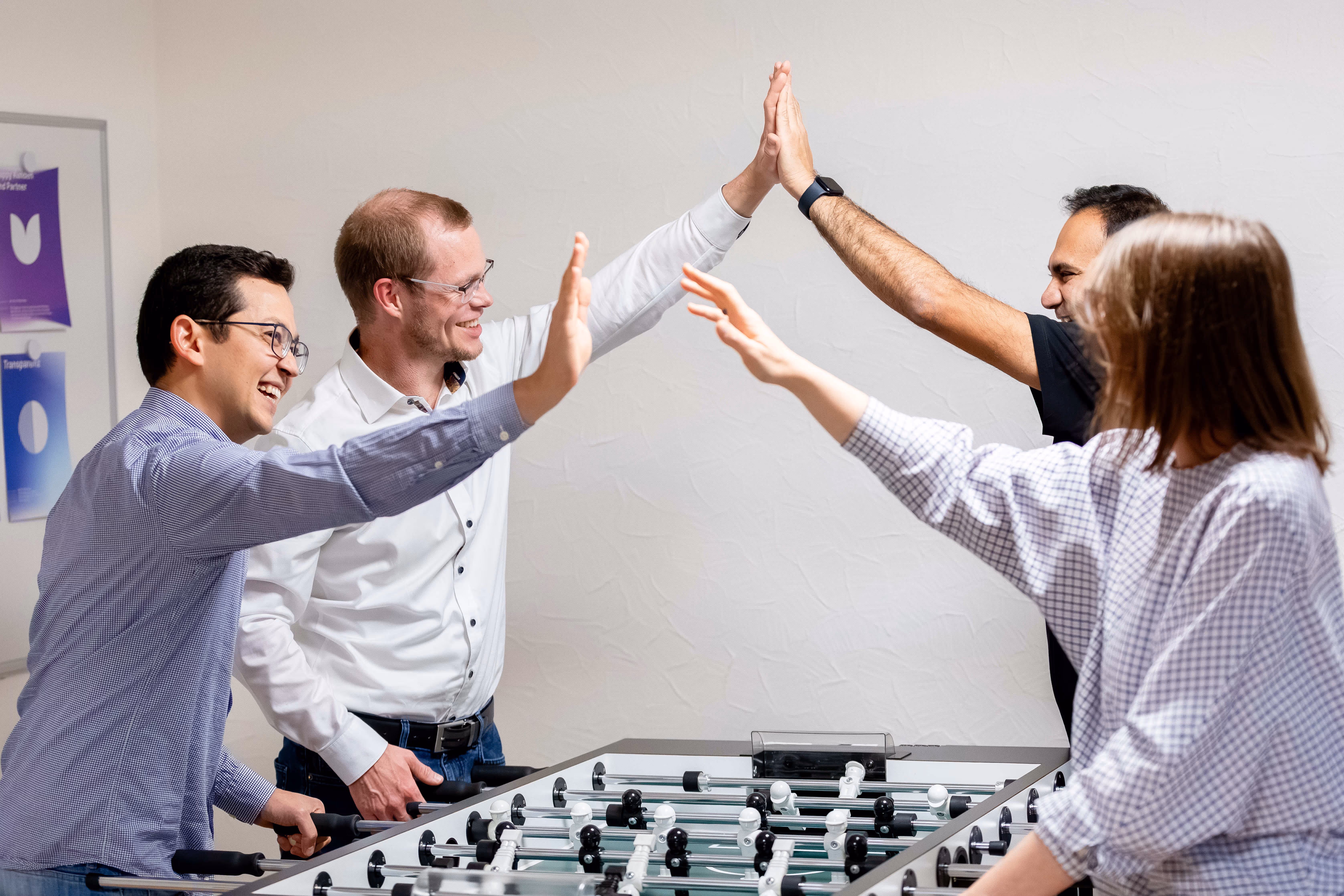 Menschen schütteln sich die Hände in einem Büro