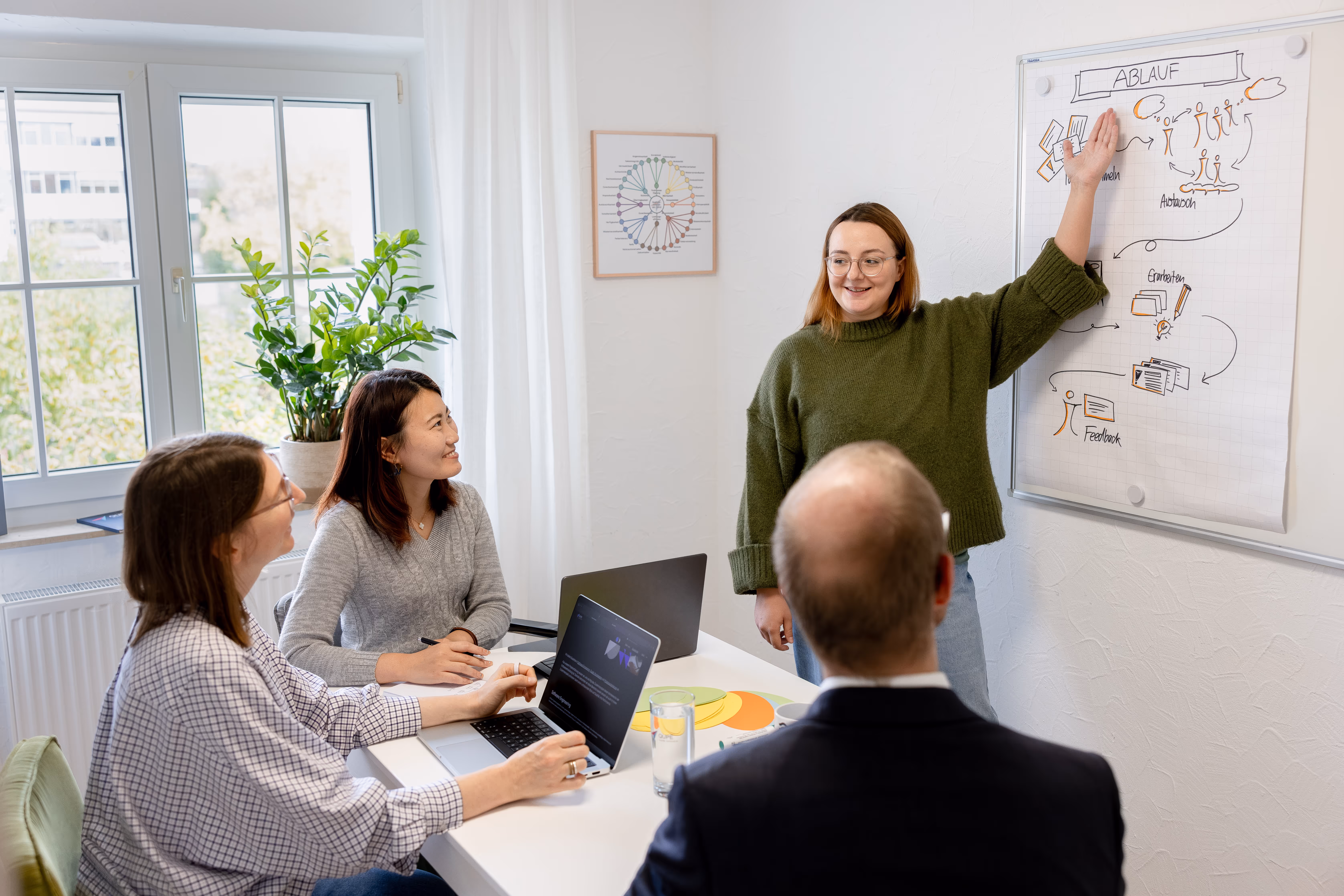 Eine Person arbeitet an einem Laptop mit externer Tastatur und trägt In-Ear-Kopfhörer in einer konzentrierten und produktiven Arbeitsumgebung.