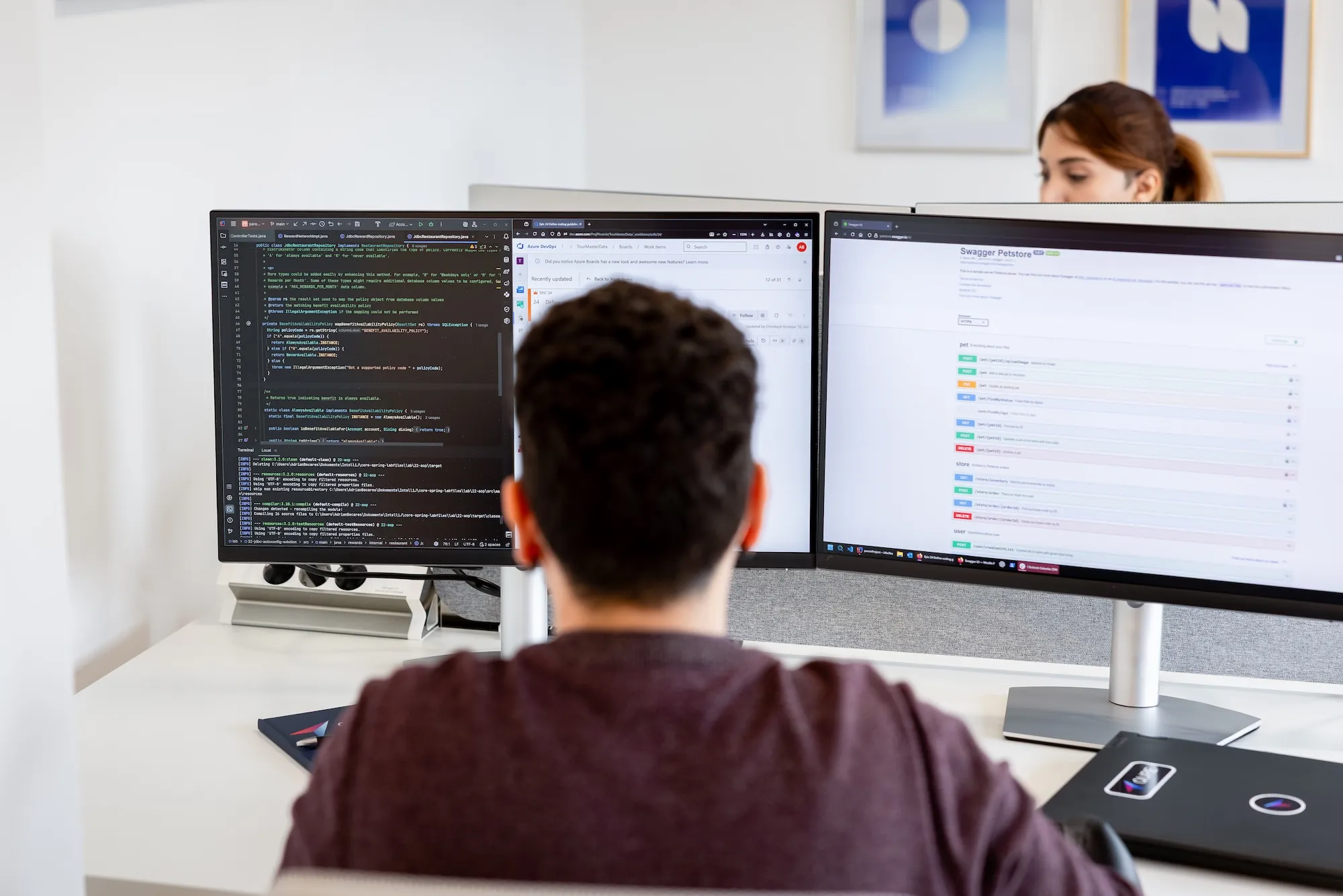 Ein Softwareentwickler programmiert.