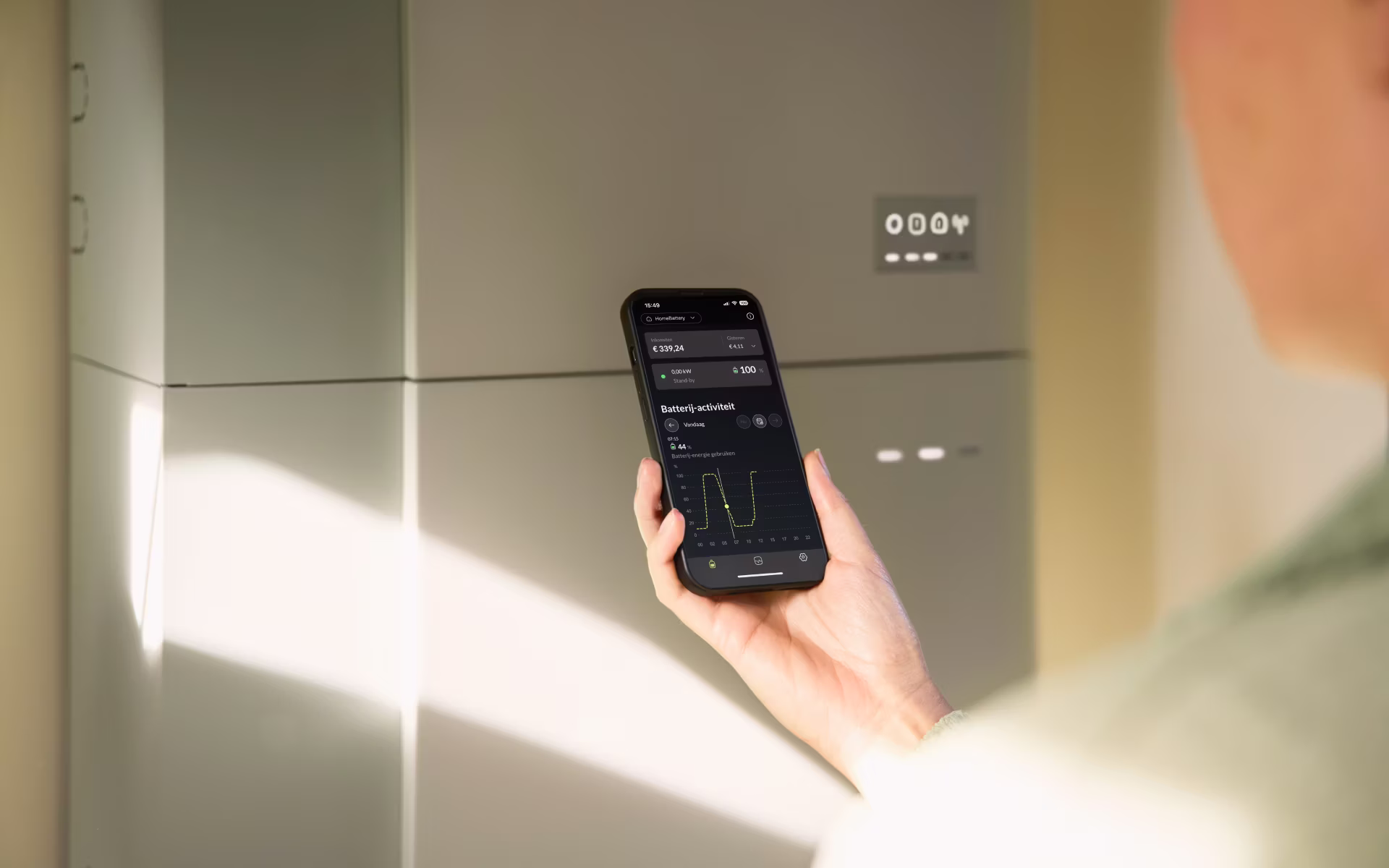 Hand bedient de Quatt Home app op een smartphone voor HomeBattery