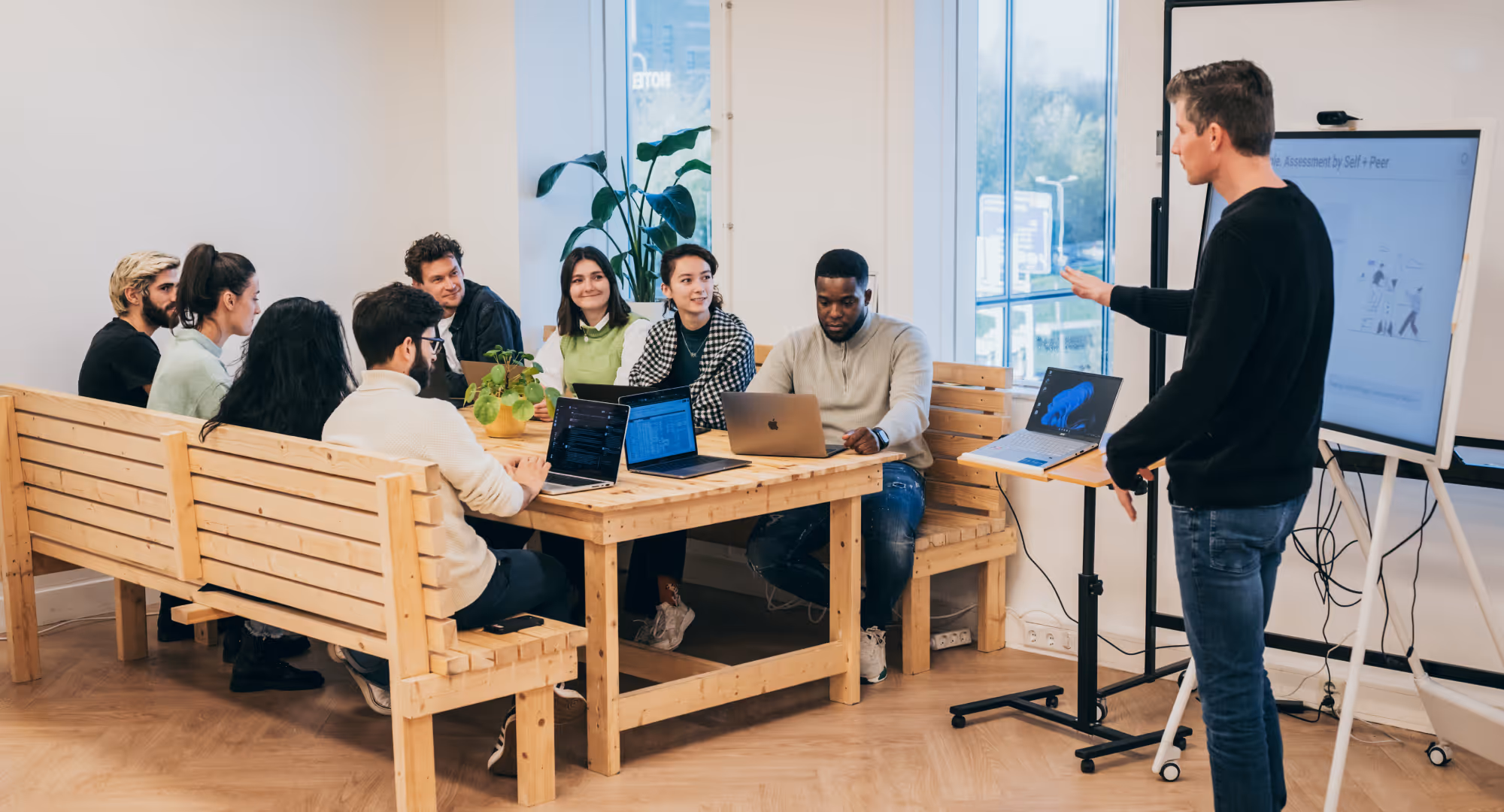 Meeting als technisch adviseur aan tafel bij Quatt