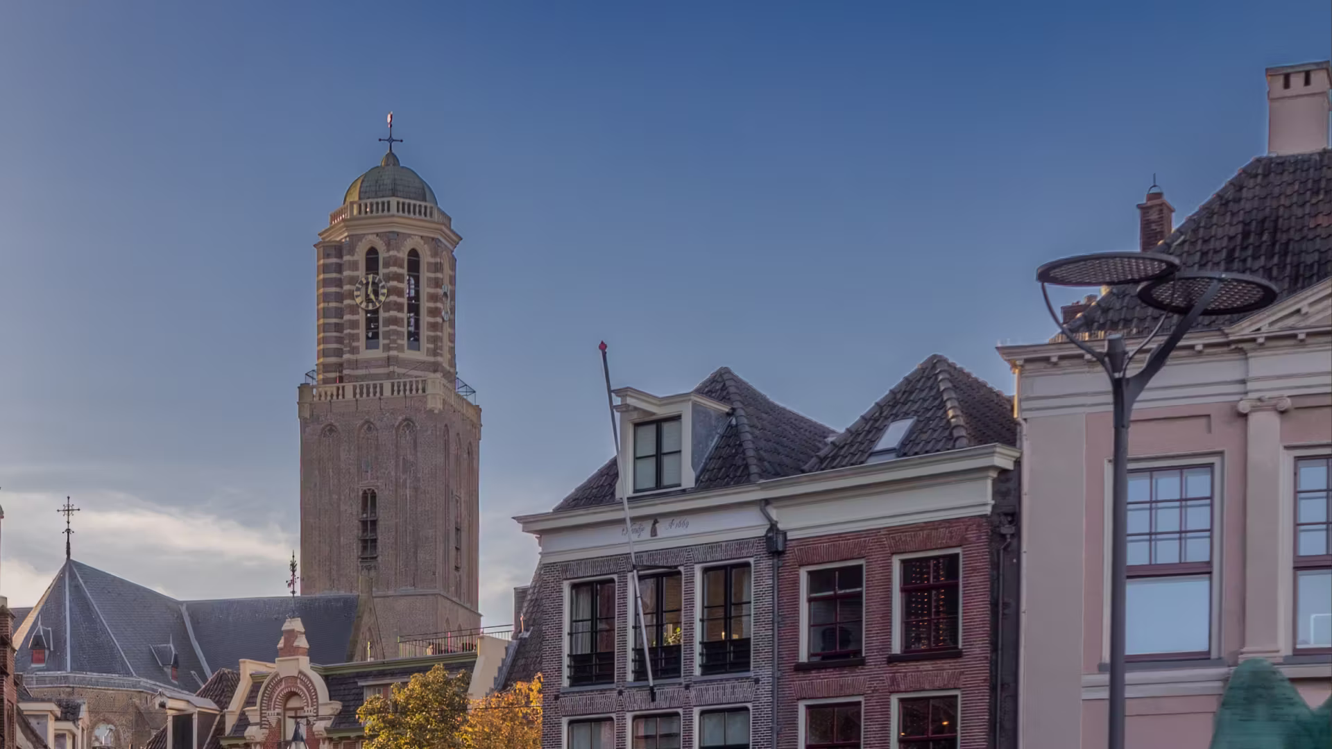 De Peperbus-toren in Zwolle met historische gevels
