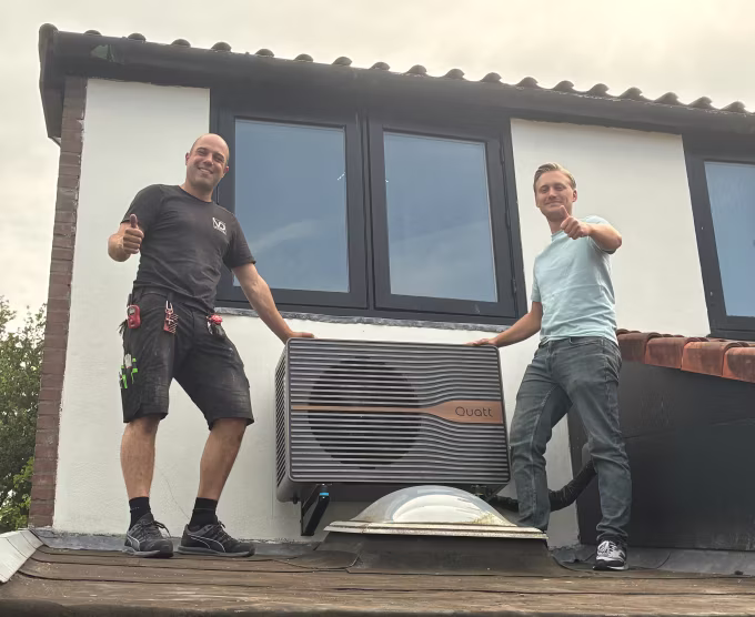 Bob en een collega van VD Installatie bij een net geplaatste Quatt-buitenunit