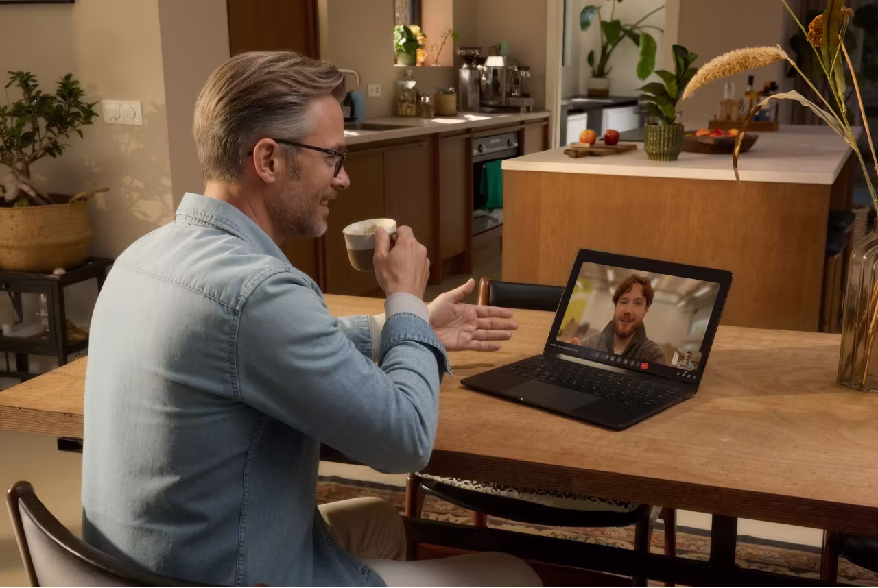 Iemand aan de keukentafel in een videogesprek met een adviseur van Quatt.