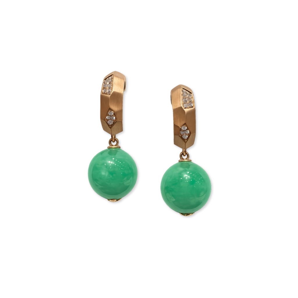 Accompanied by Hong Kong Kowloon Jade & Jewellery Laboratory LTD Certificate, stating that the jadeite is natural, known in the trade as ‘A Jade’.