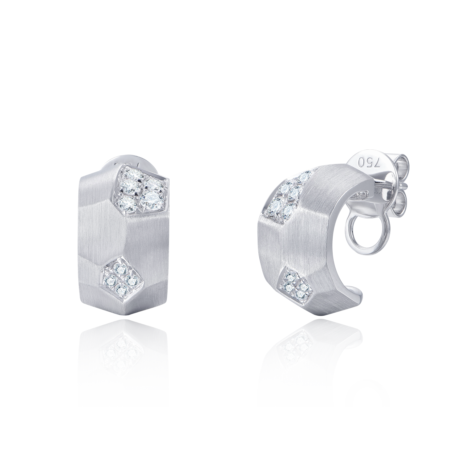 Inspired by the enigmatic beauty of lunar landscapes, the Météorite Collection evokes the sculpted reliefs forged by the impact of celestial bodies across the cosmos. Distinctive surfaces echo the raw poetry of these otherworldly terrains, where craters, ridges and textures bear witness to the passage of time and the force of the stars. The collection is defined by a refined interplay of light and shadow. Sculpted precious metal reveals a captivating dialogue between polished brilliance and textured depth, creating luminous contrasts that shift with every movement. Both contemporary and timeless, Météorite captures the mysterious elegance of the universe in a striking expression of modern jewellery design.