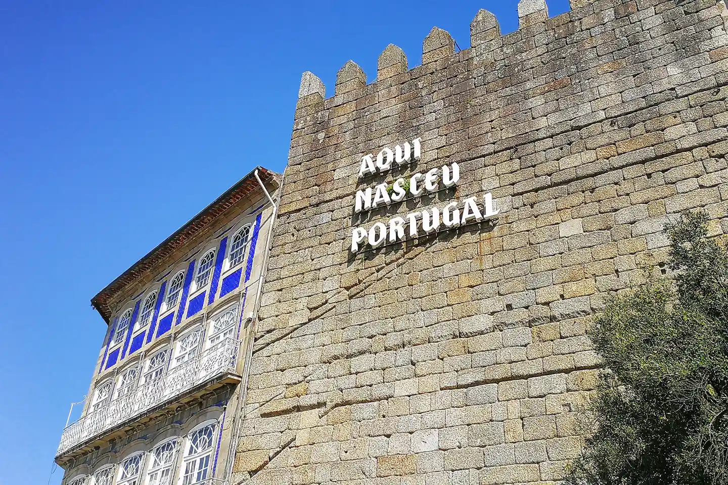 Надпис на крепостна стена в Гимараеш: Aqui nasceu Portugal