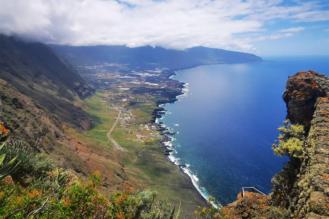 Приказно красива гледка отвисоко към залив на остров Ел Йеро (El Hierro) от Канарския архипелаг