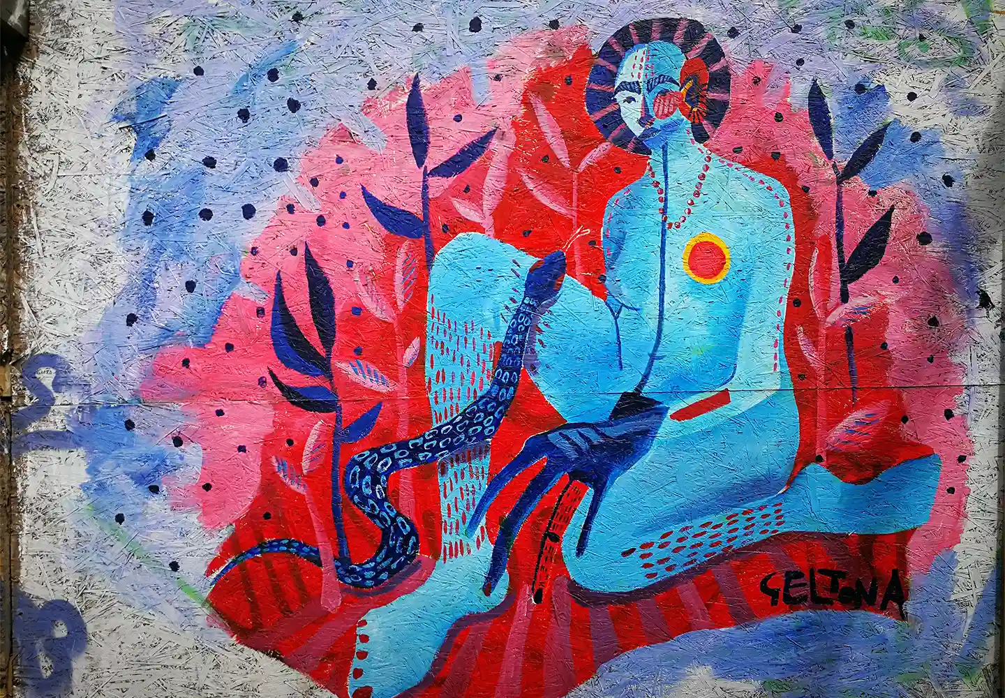 Многозначителна творба на уличното изкуство в Република Ужупис: синьо човекоподобно същество и змия на червен фон, с автор Seltona