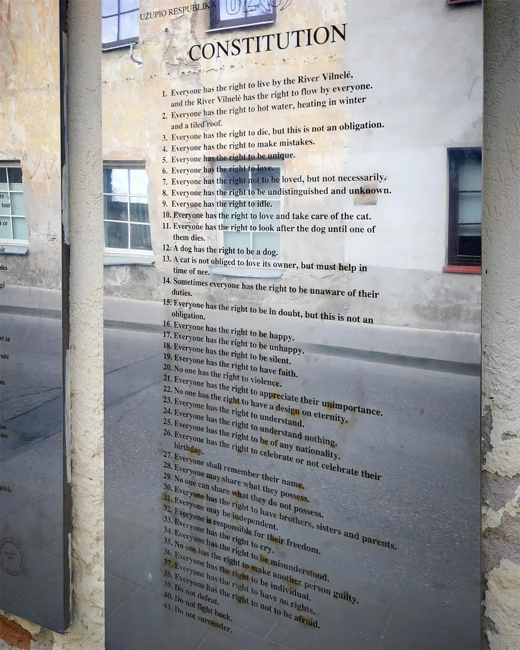 Огледално метално пано с конституцията на Република Ужупис на английски език