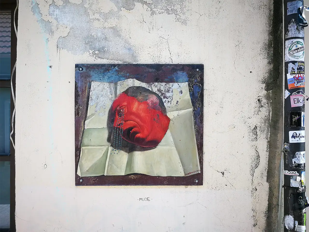 Провокативна картина, окачена на фасада на сграда