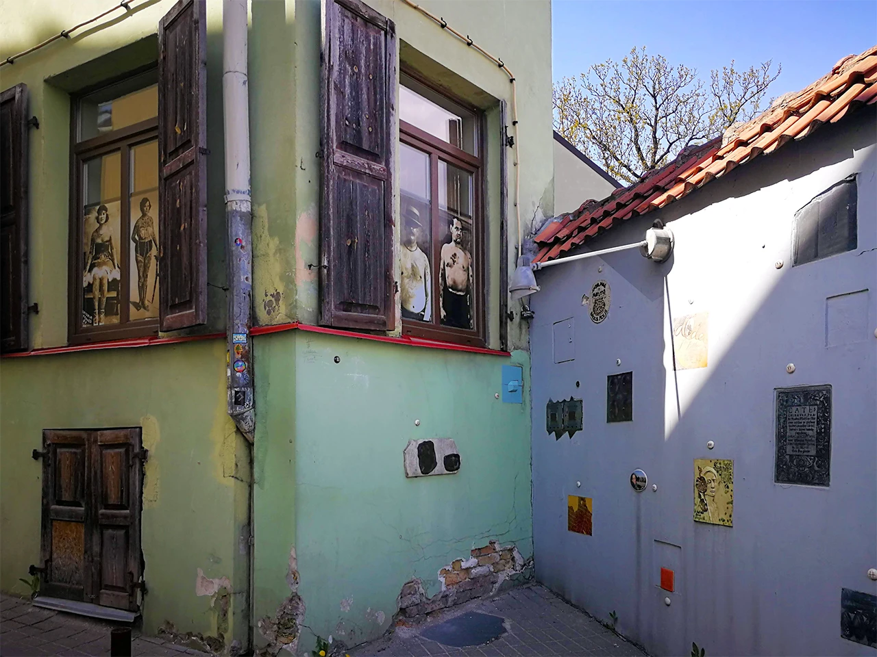 Фрагмент от фасади на сгради в столицата на Литва с интегрирани арт елементи